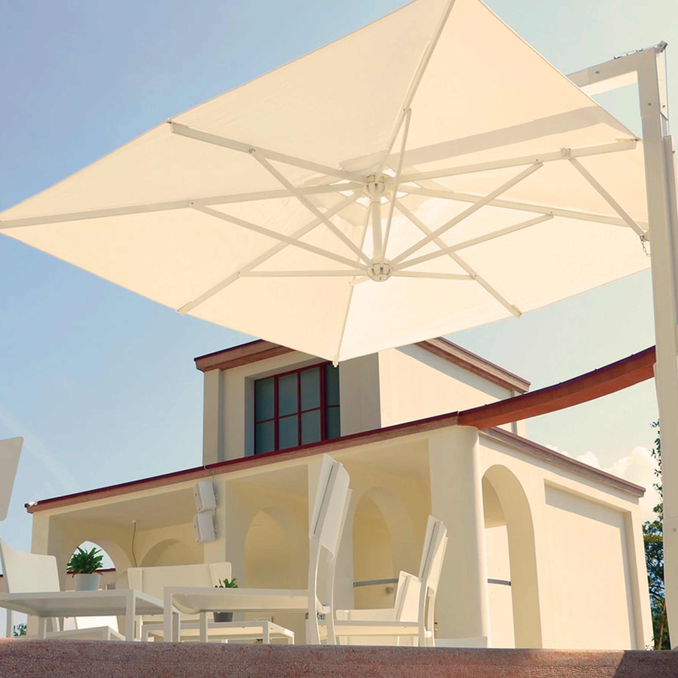 Modern "Deluxe Classic" fixed umbrella with rotating side pole