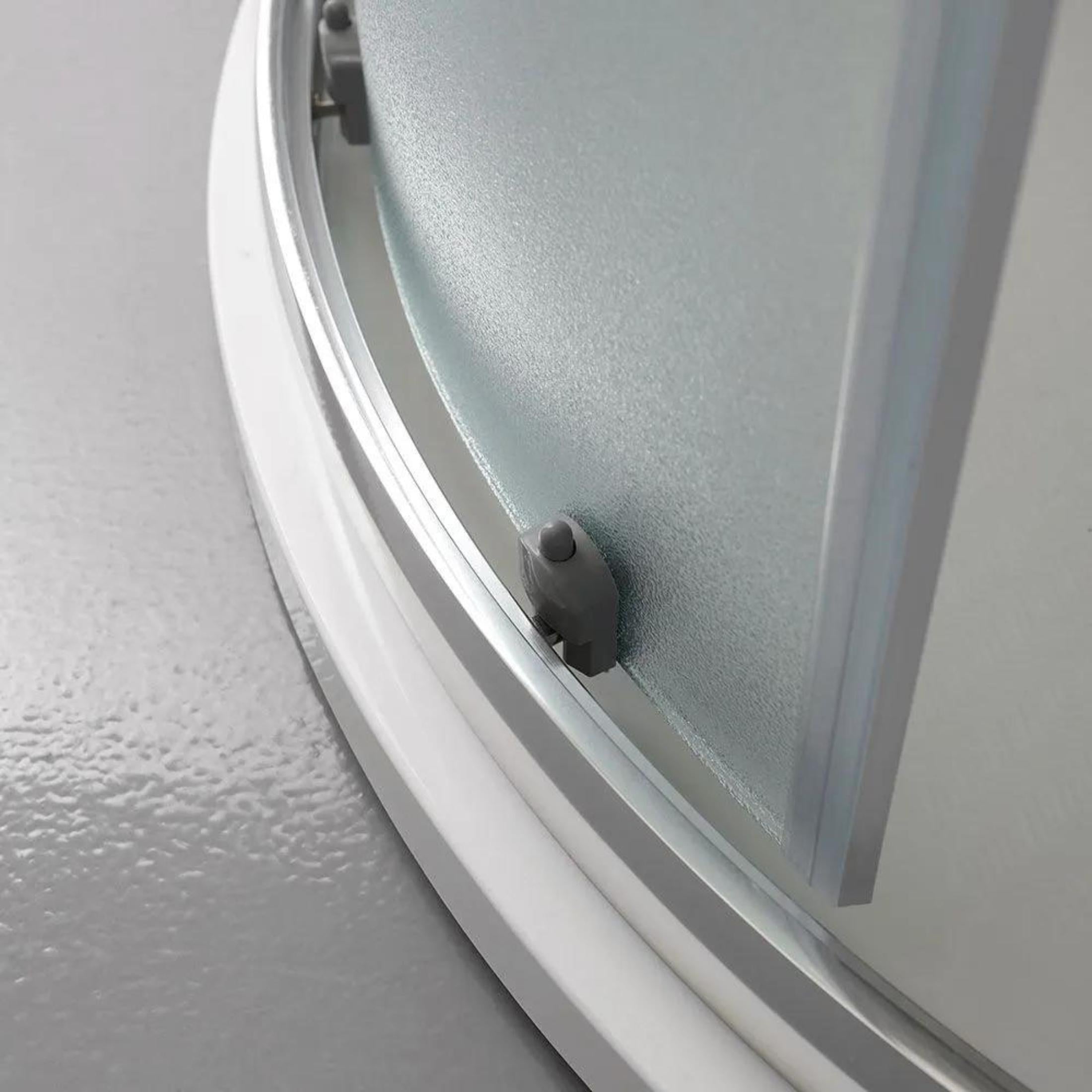 Semicircular "Genova" shower enclosure with two sliding doors in tempered glass, 185 cm high.