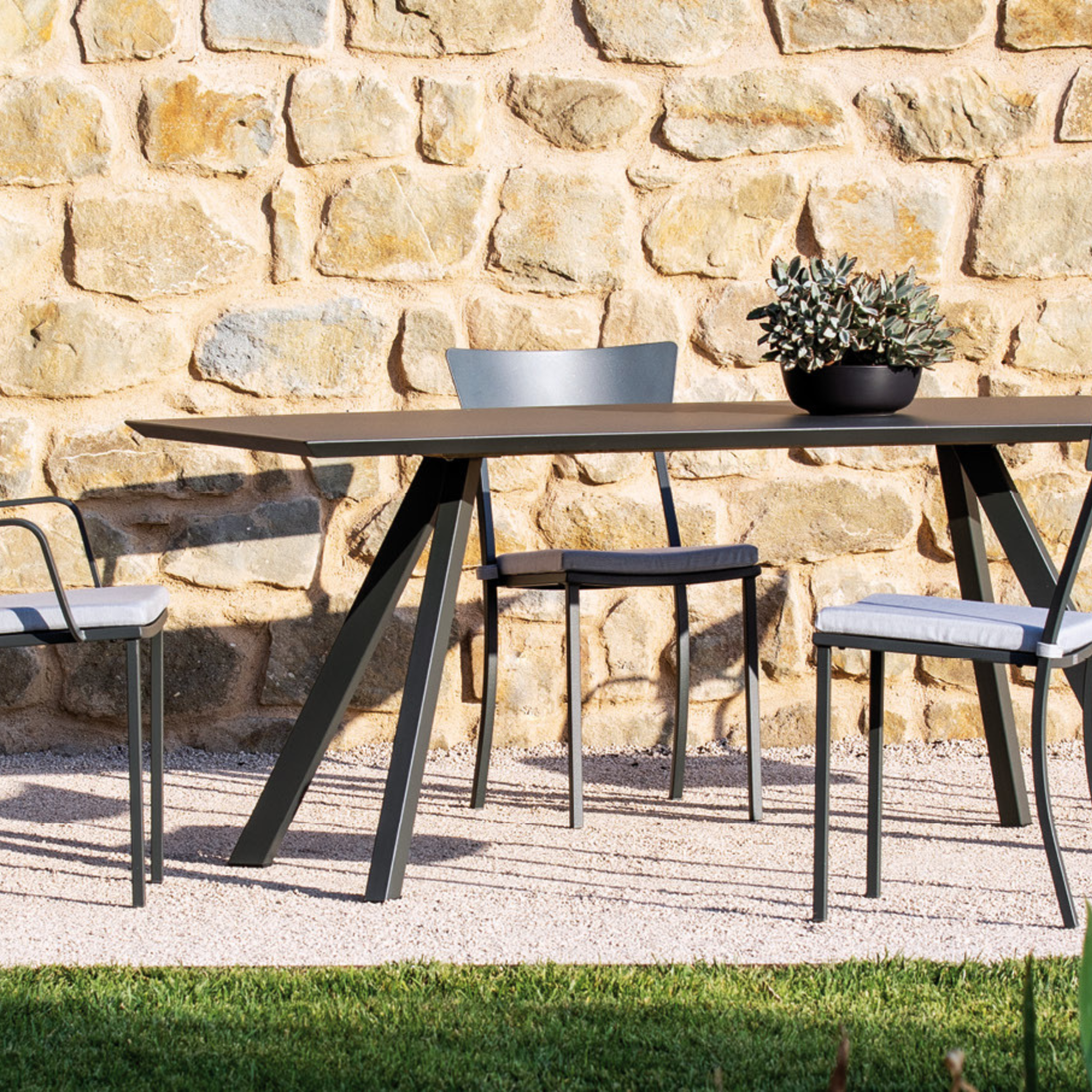 Set of modern stackable garden chairs in painted metal "Mogan" 47x52 cm 85h