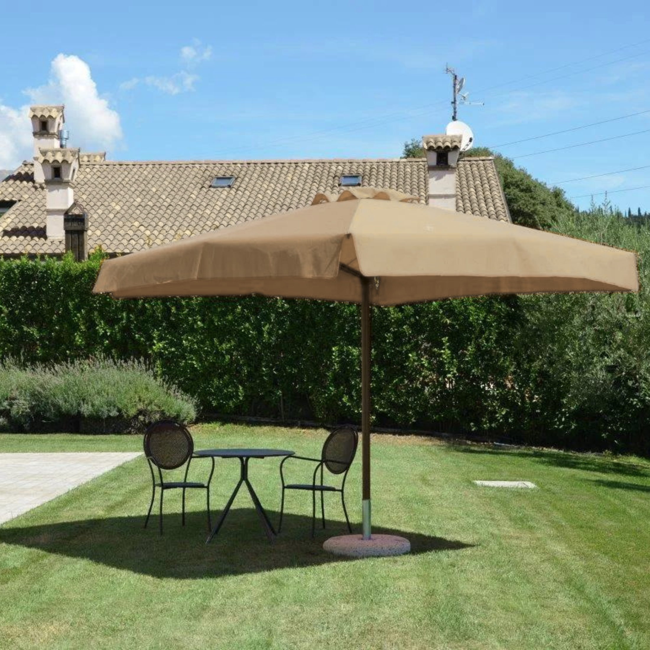 Modern "Corallo Glamour" umbrella with oak-effect central pole