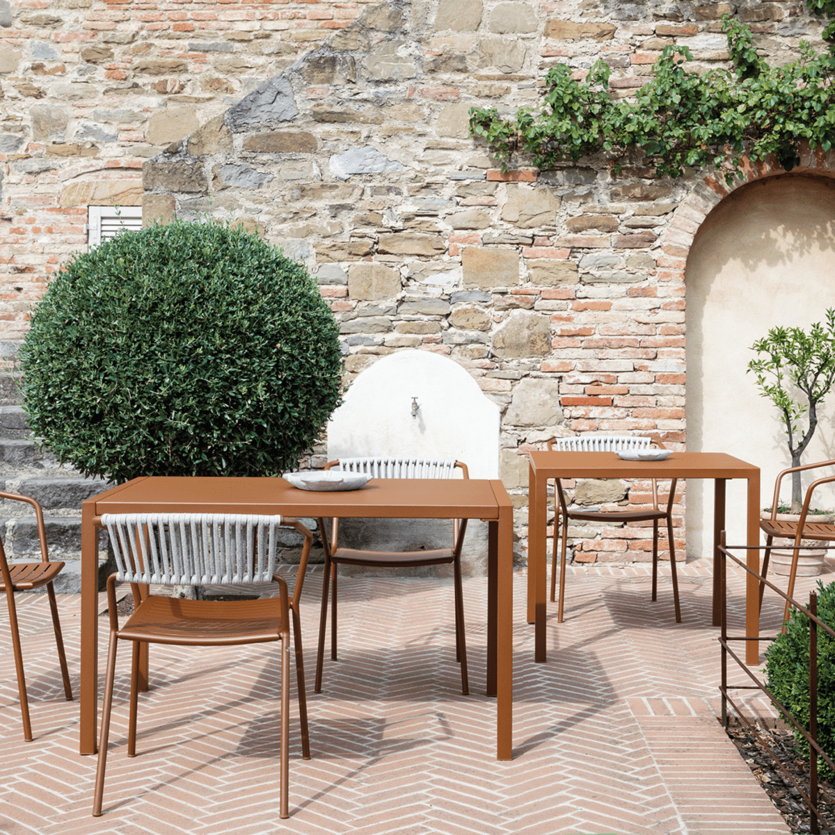 Tavolo moderno fisso rettangolare in metallo "Quatris" giardino impilabile h 75 cm - MondoViro