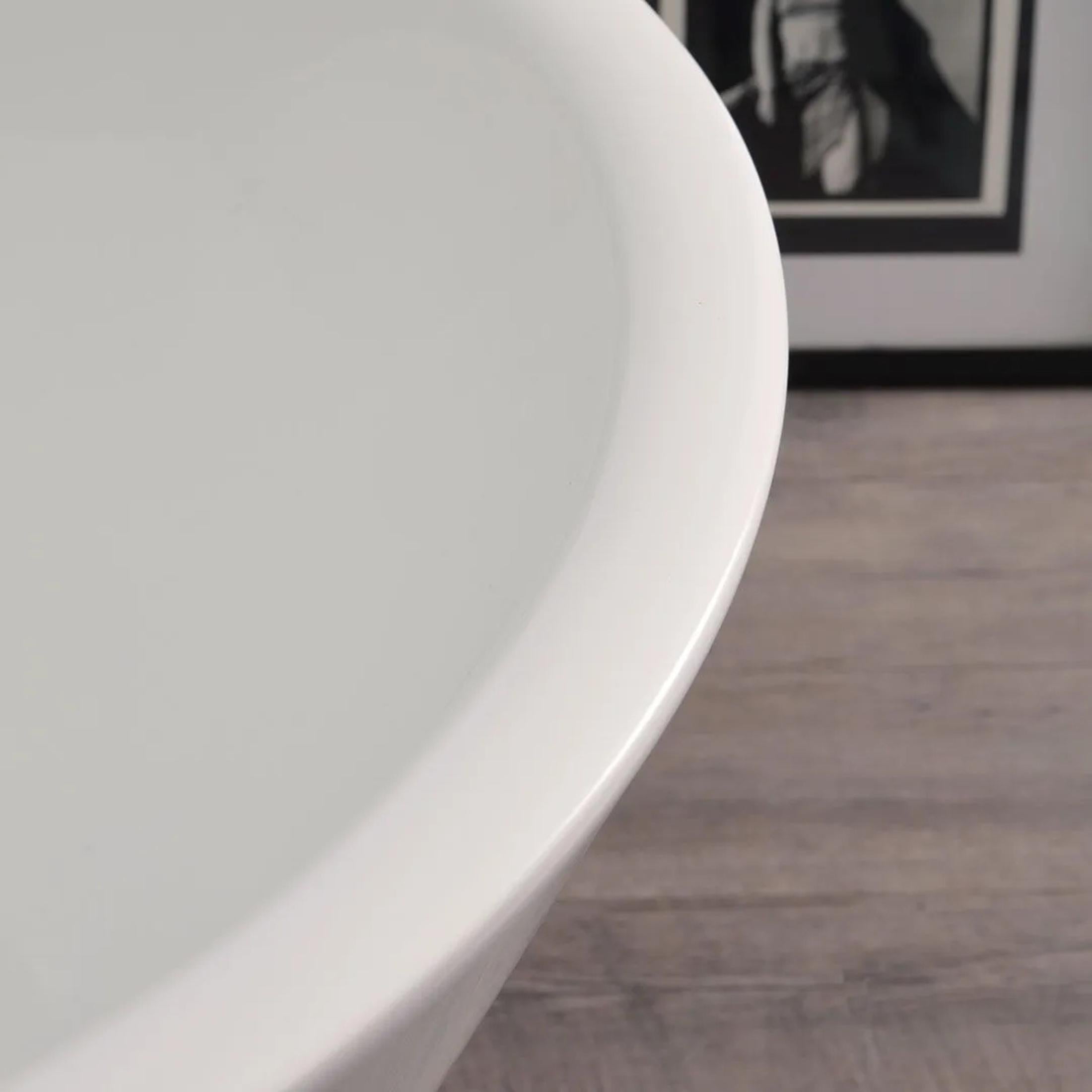 "Anita" freestanding oval bathtub in white acrylic