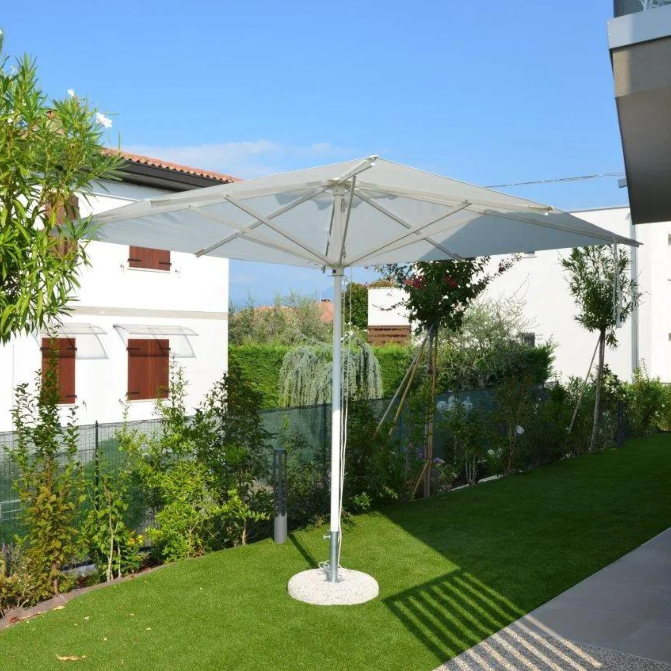 Modern "Corallo Classic" umbrella with white central pole