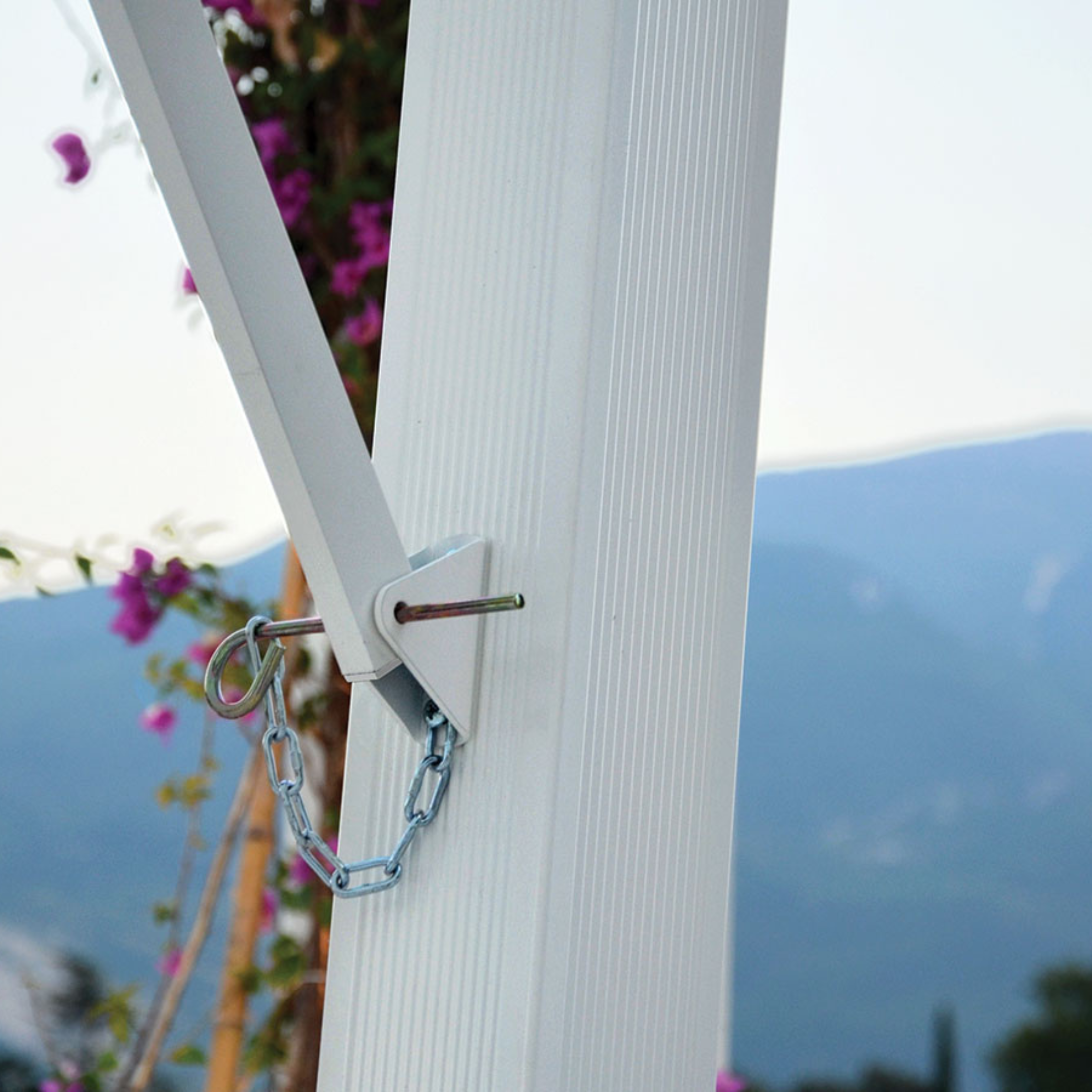 Modern "Deluxe Classic" fixed umbrella with rotating side pole