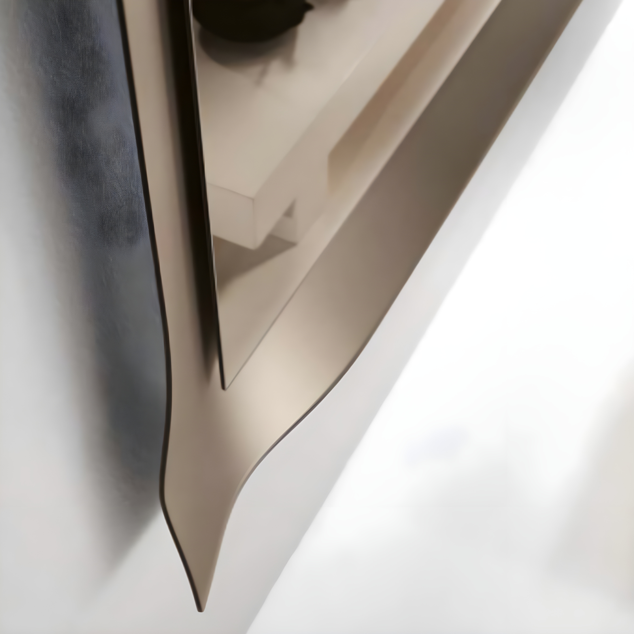 Mirror with "Vivo" frame in modern satin glass