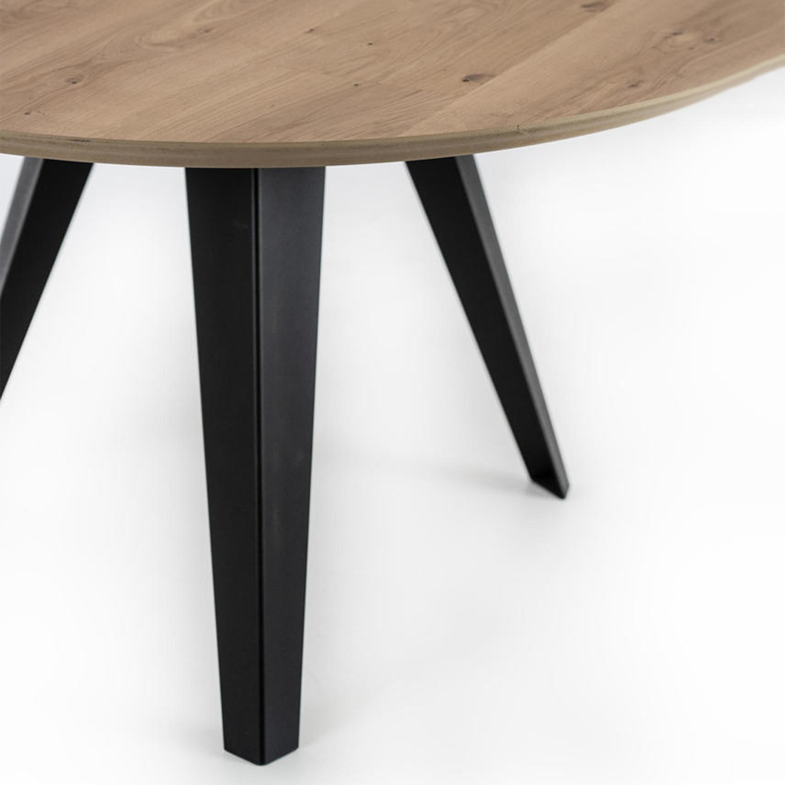 Table ronde en bois « Dorian » avec pieds en métal, 130x130 cm, 76 cm de hauteur.