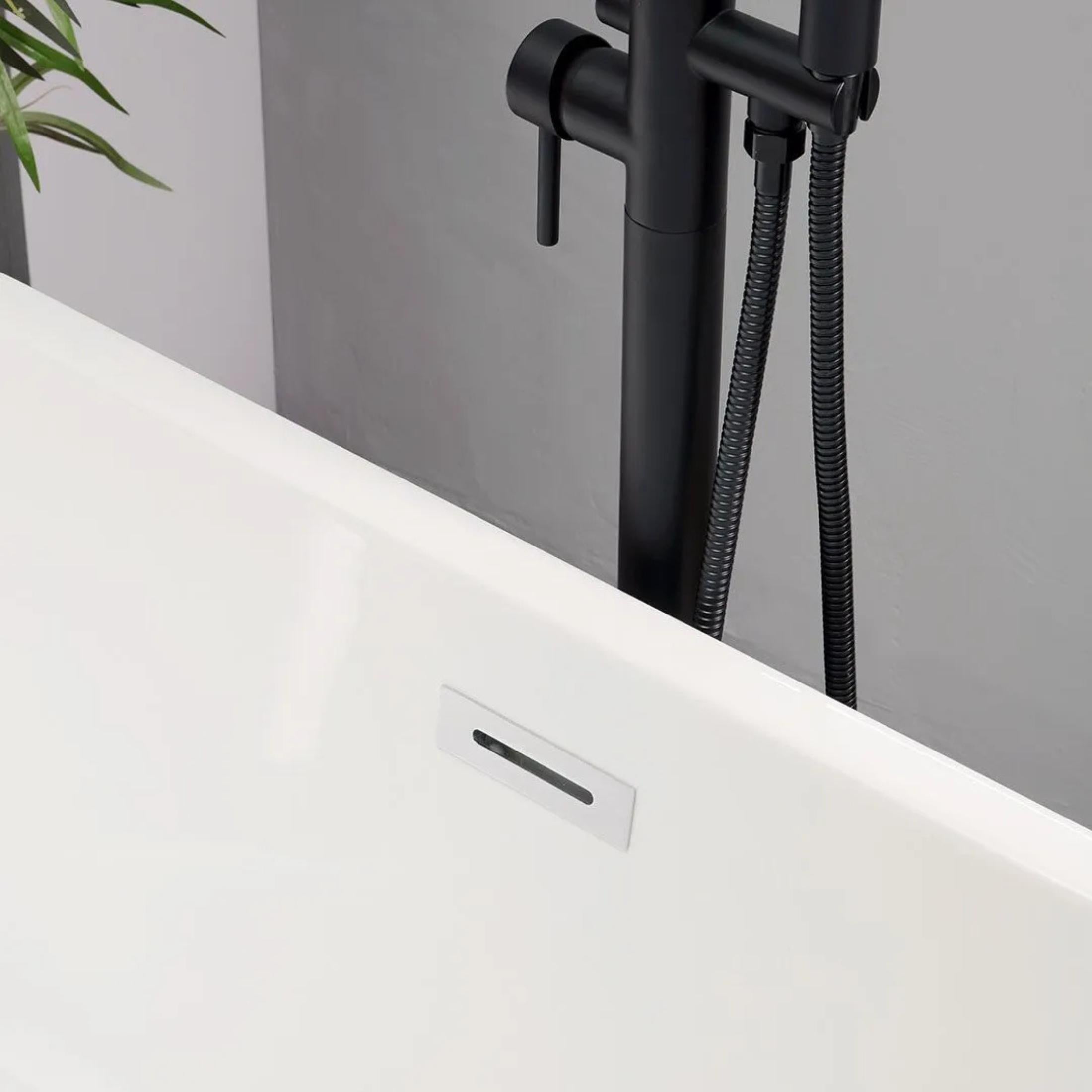 "Anita" freestanding oval bathtub in white acrylic