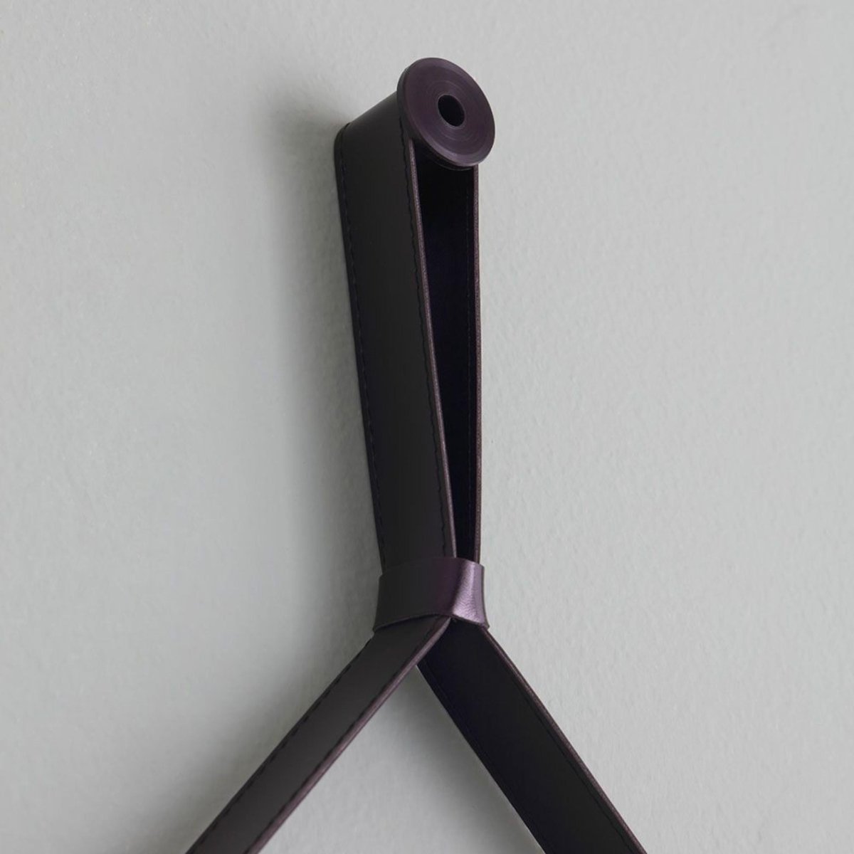 Specchio rotondo da bagno "Hillsboro" cornice con laccio in pelle nera cm 60x90 - MondoViro