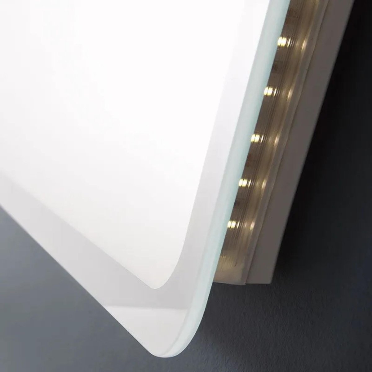 Specchio a led stondato da bagno "Dallas" con cornice illuminata - MondoViro