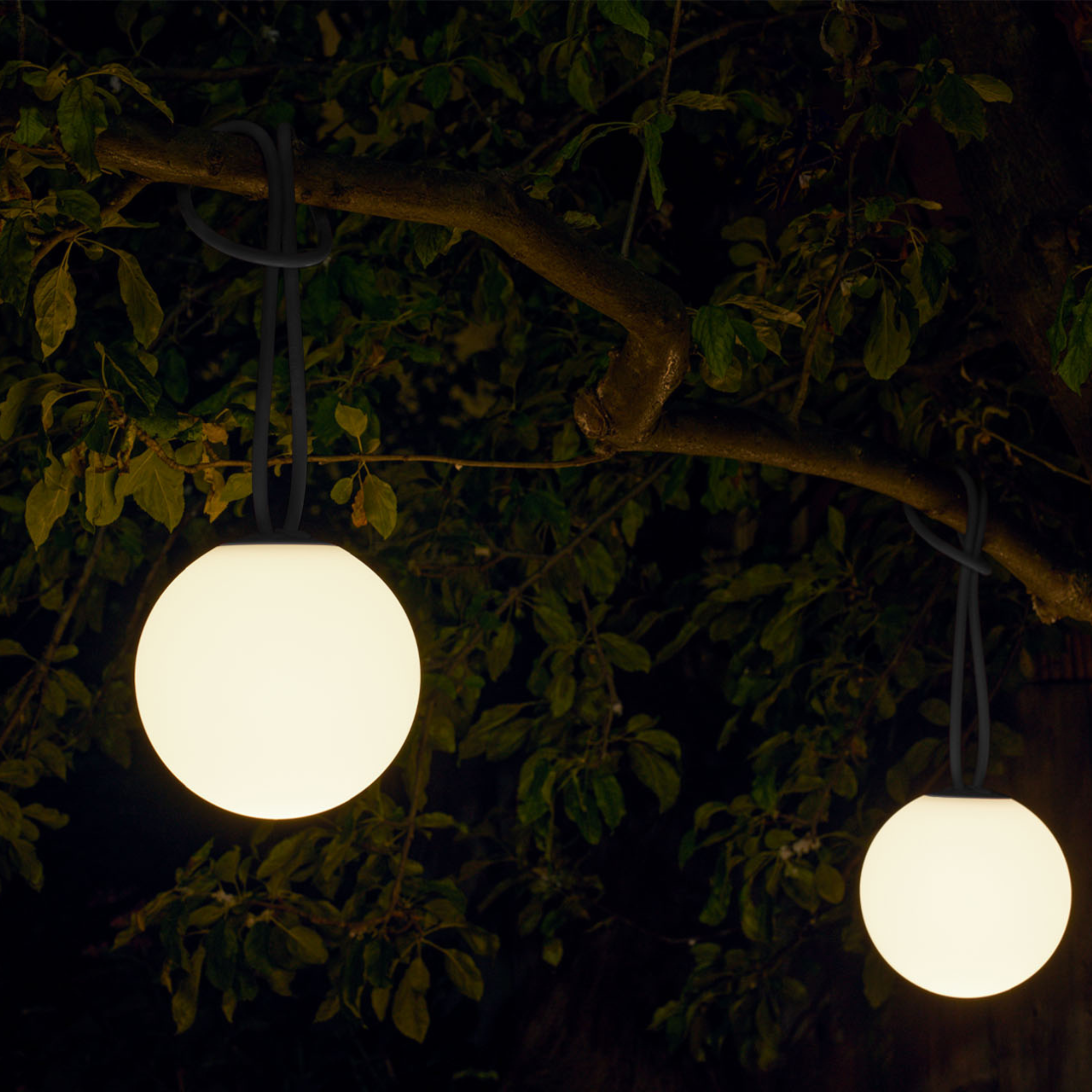 Set of 2 "Bolleke" battery-powered LED hanging lamps in HDPE with rubber hook, 20x20 cm