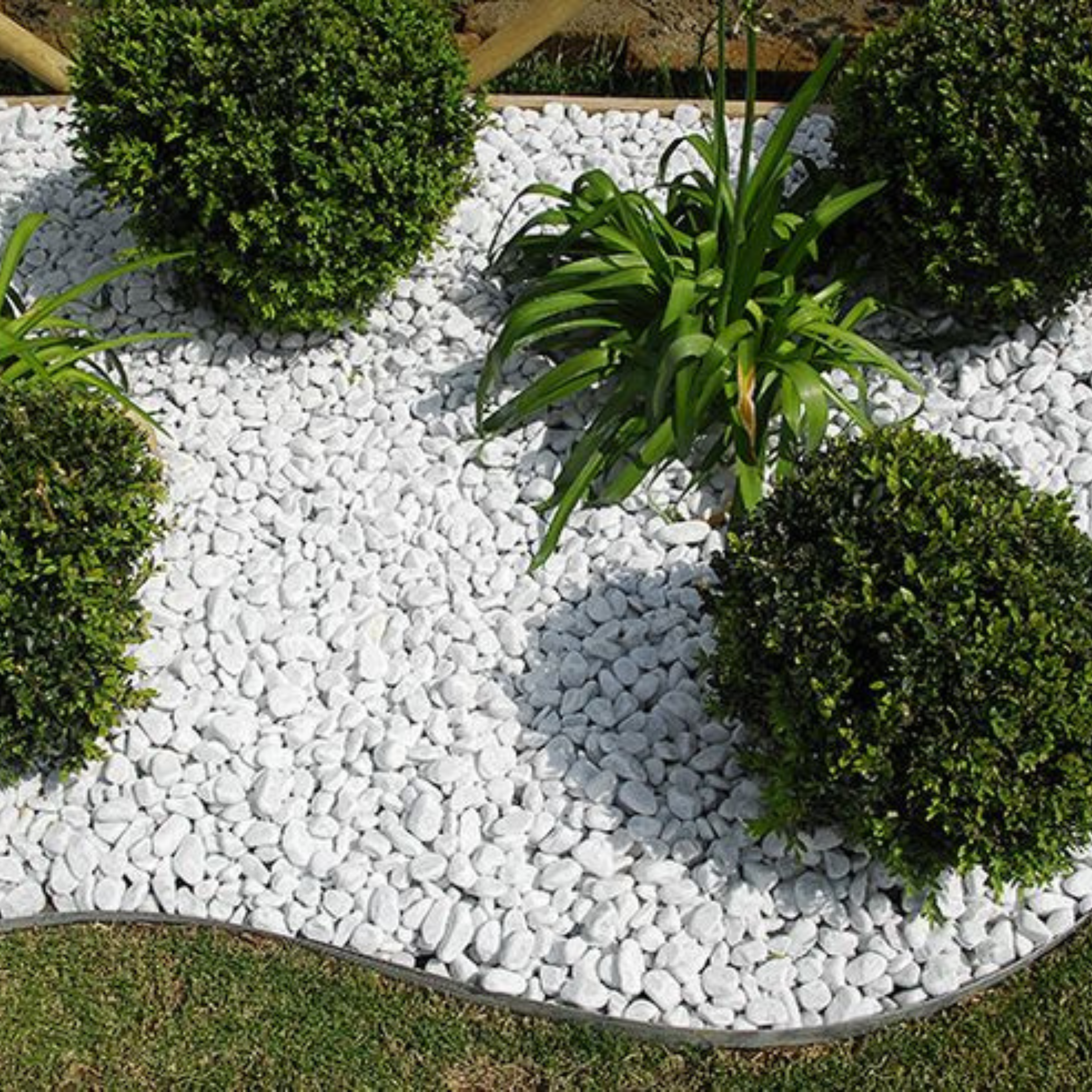 White Carrara marble pebbles for garden decoration in 20 kg bags