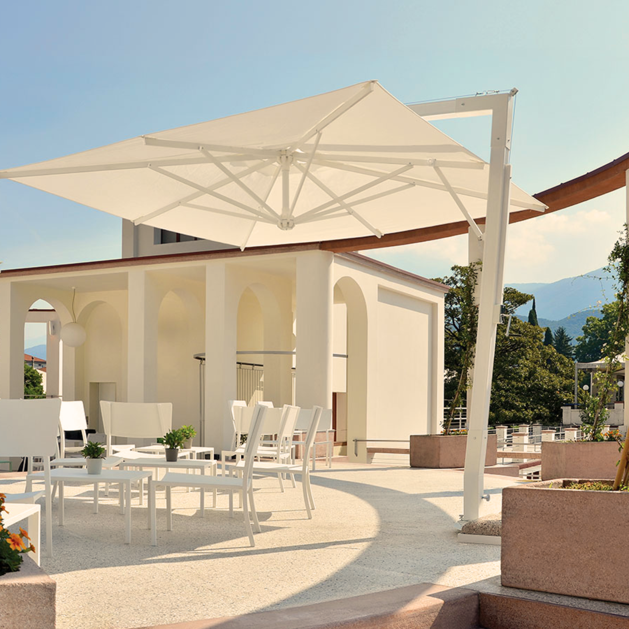 Modern "Deluxe Classic" fixed umbrella with rotating side pole