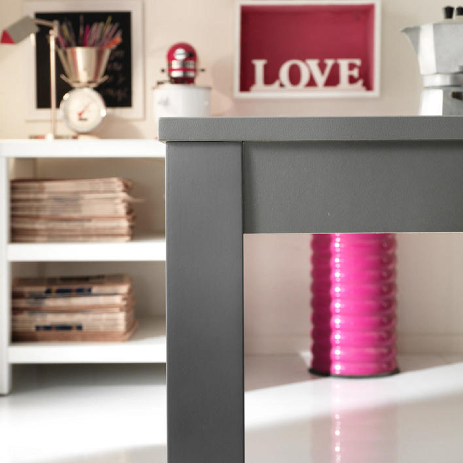 "Creta" extendable table with melamine top and solid wood legs, 130/210x80 cm, 76 cm high.