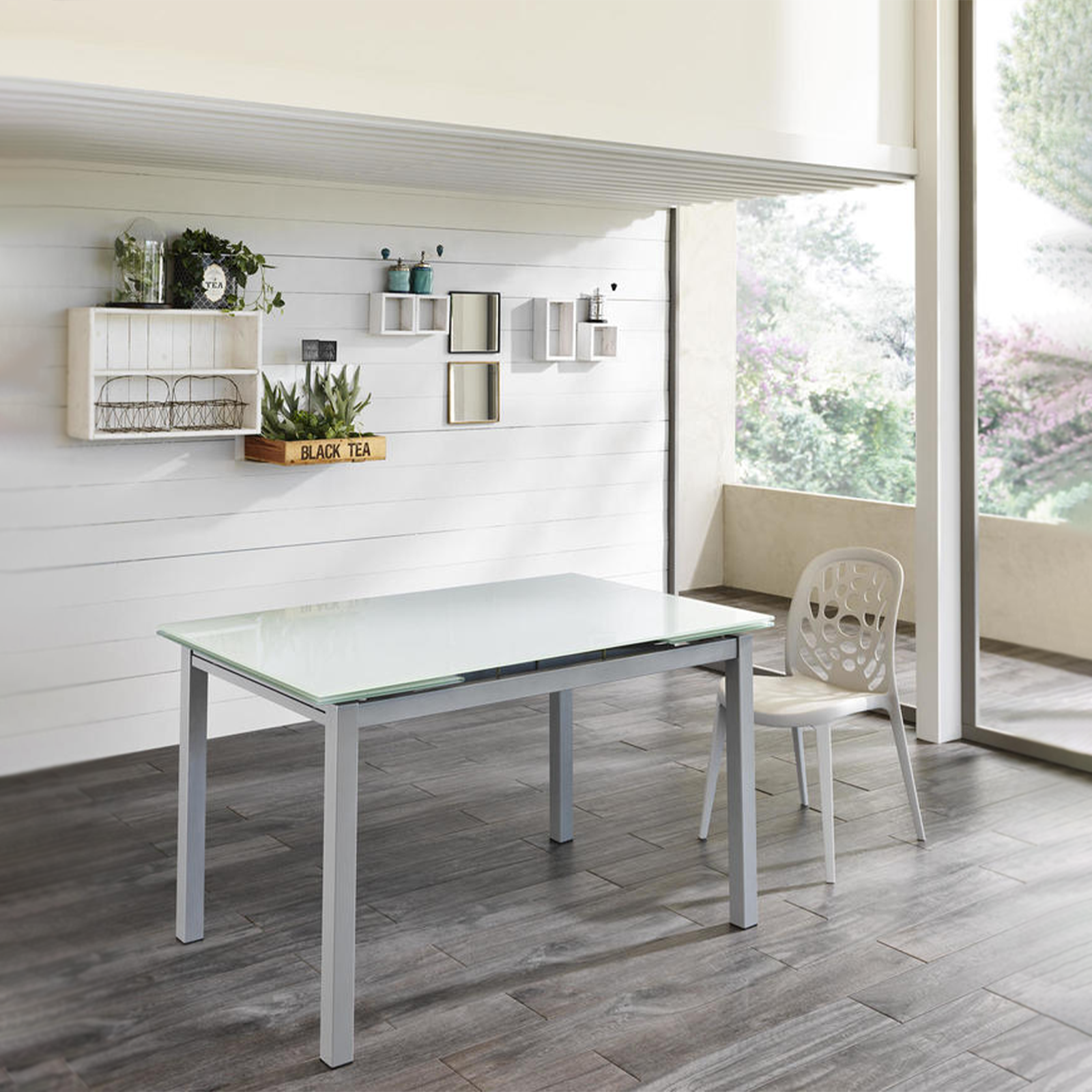 Extendable "Bali" table with tempered glass top and metal legs