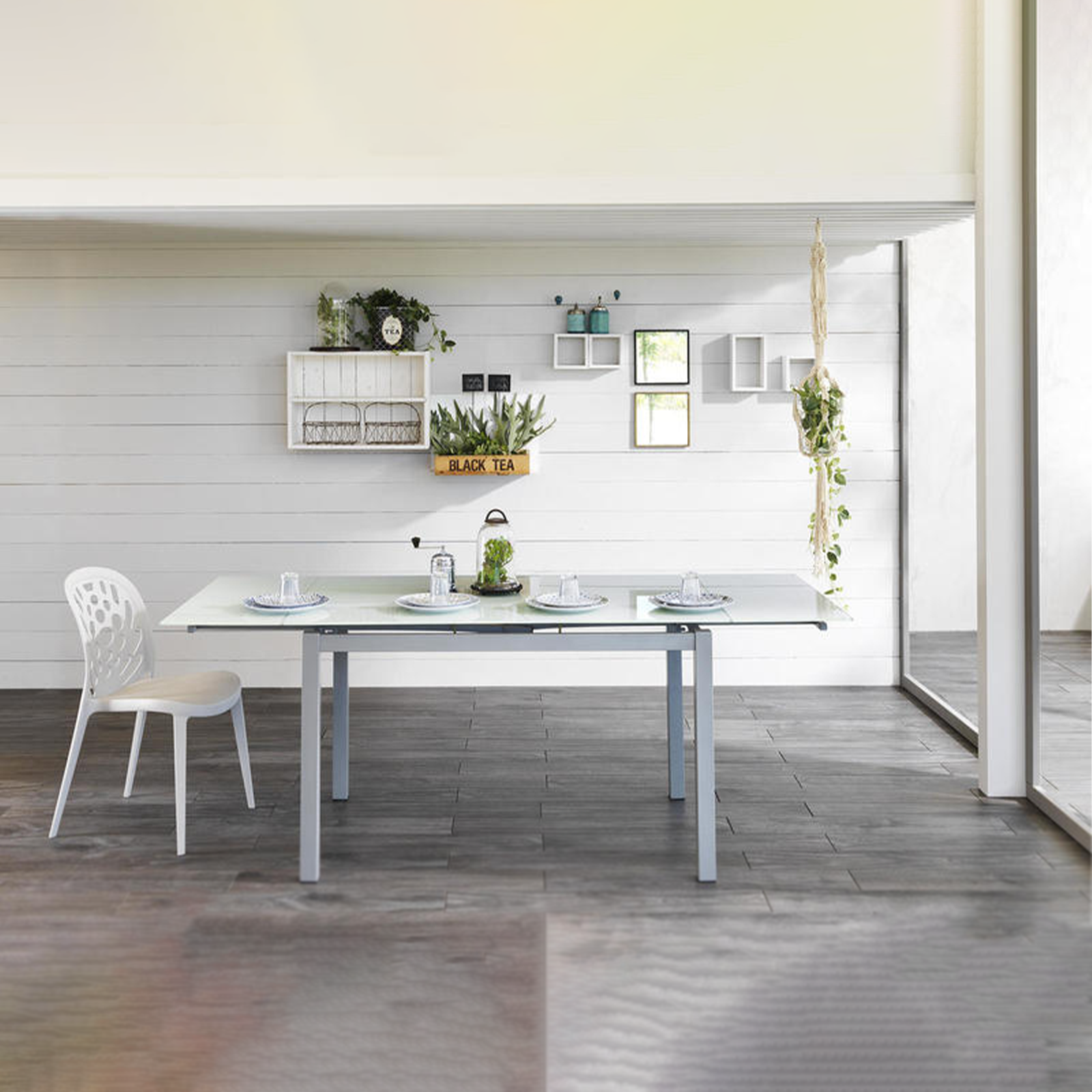 Extendable "Bali" table with tempered glass top and metal legs