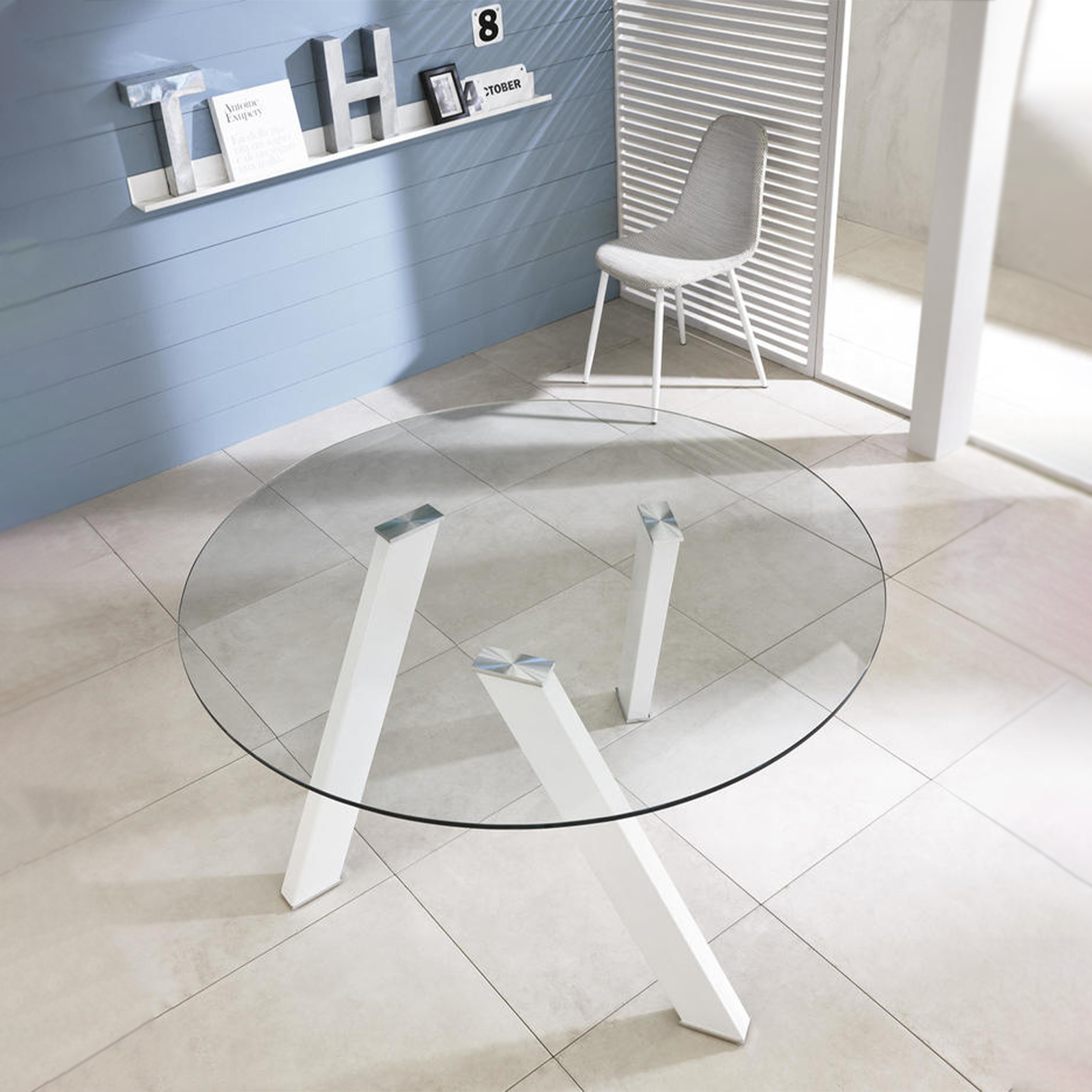 "Idahol" modern round dining table in tempered glass, 120x120 cm, 75 cm high.