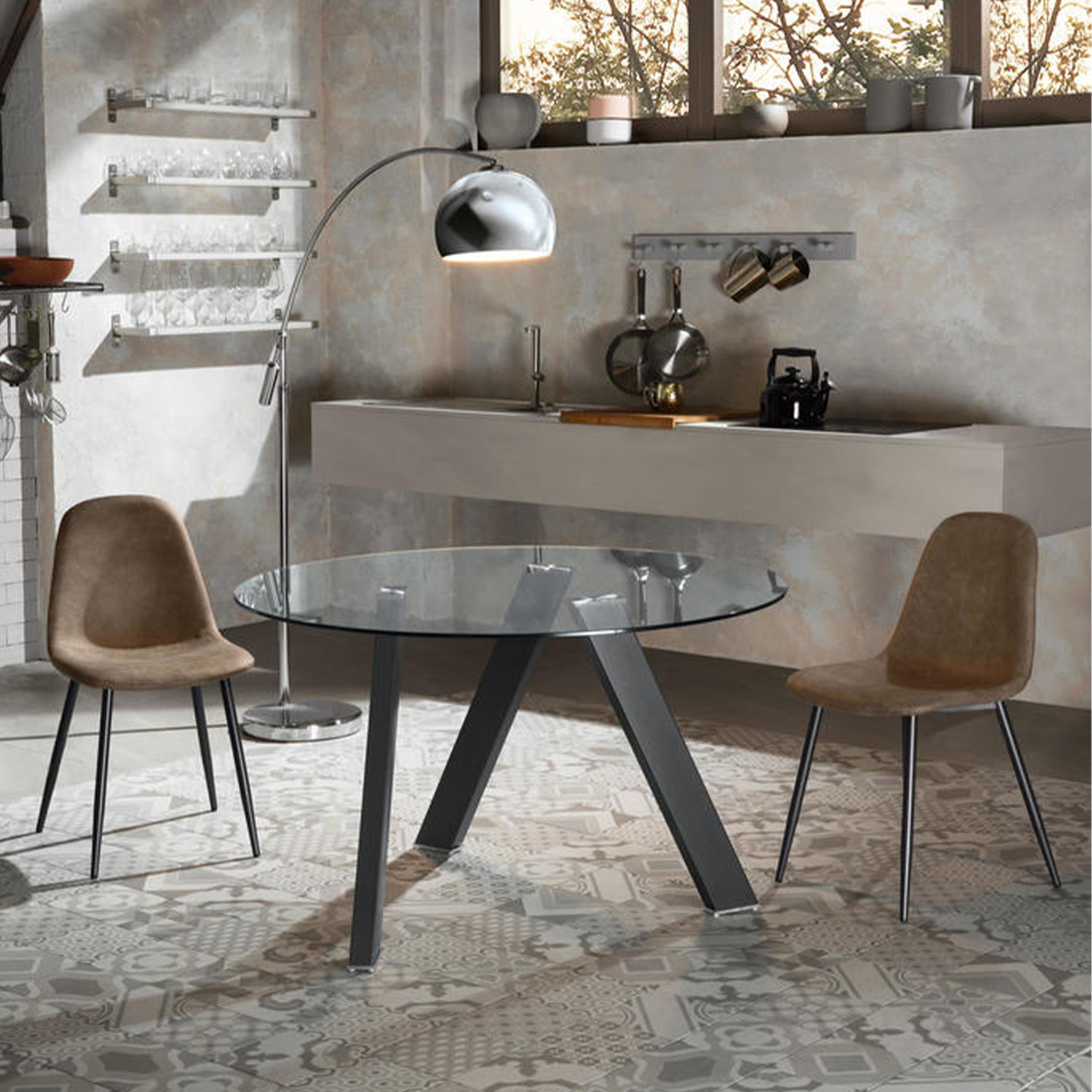 "Idahol" modern round dining table in tempered glass, 120x120 cm, 75 cm high.