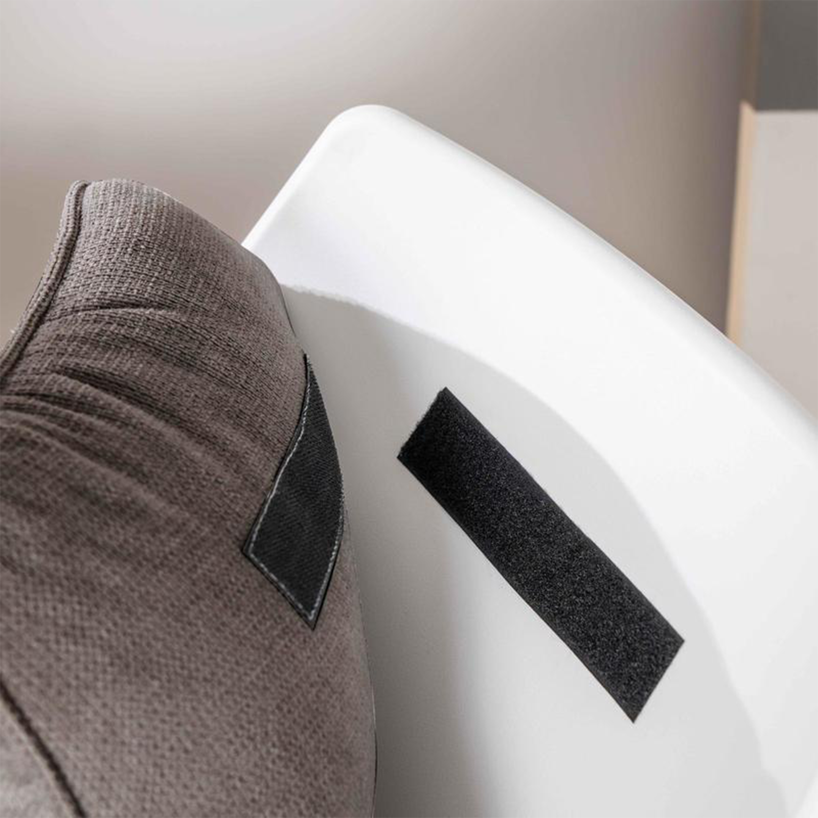 "Audrey" modern upholstered armchair in fabric with metal legs, 74x85 cm, 86 cm high.