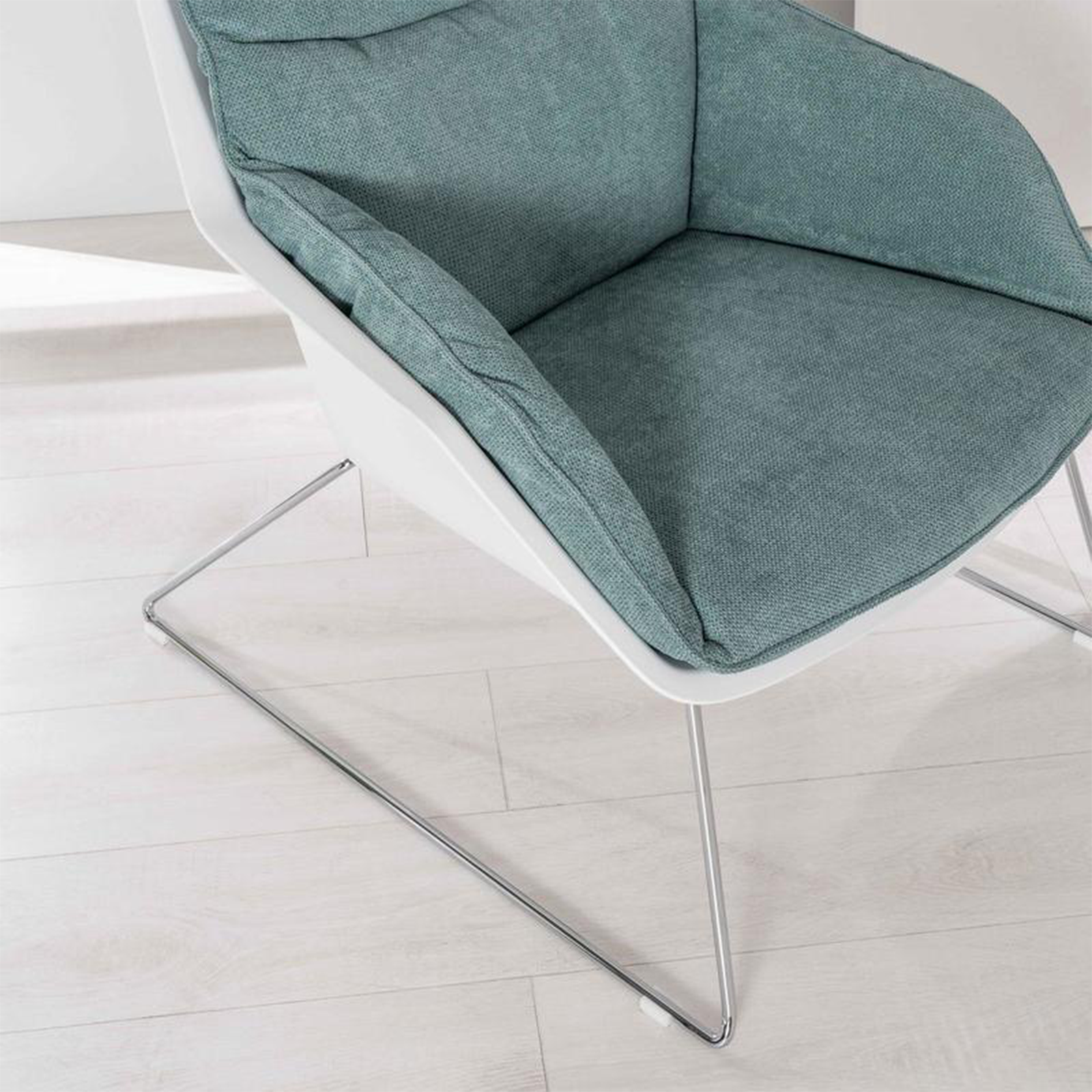"Audrey" modern upholstered armchair in fabric with metal legs, 74x85 cm, 86 cm high.