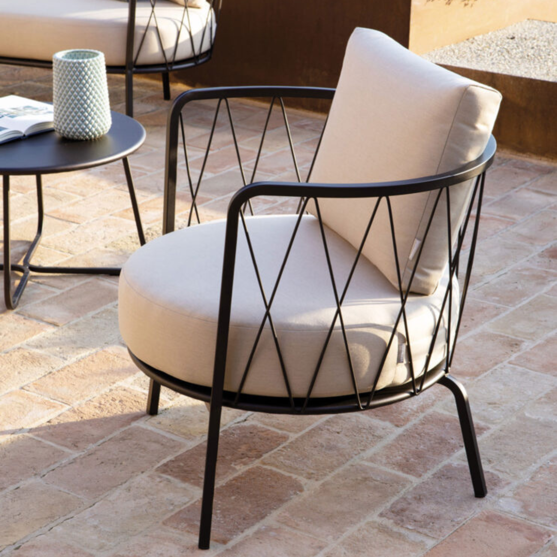 "Daisy" garden lounge set: 3-seater sofa, 2 armchairs, and metal coffee table.