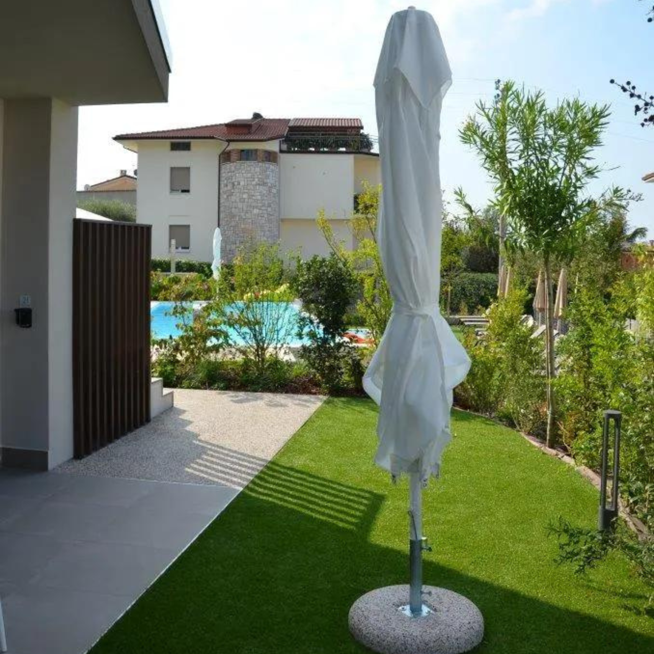 Modern "Corallo Classic" umbrella with white central pole