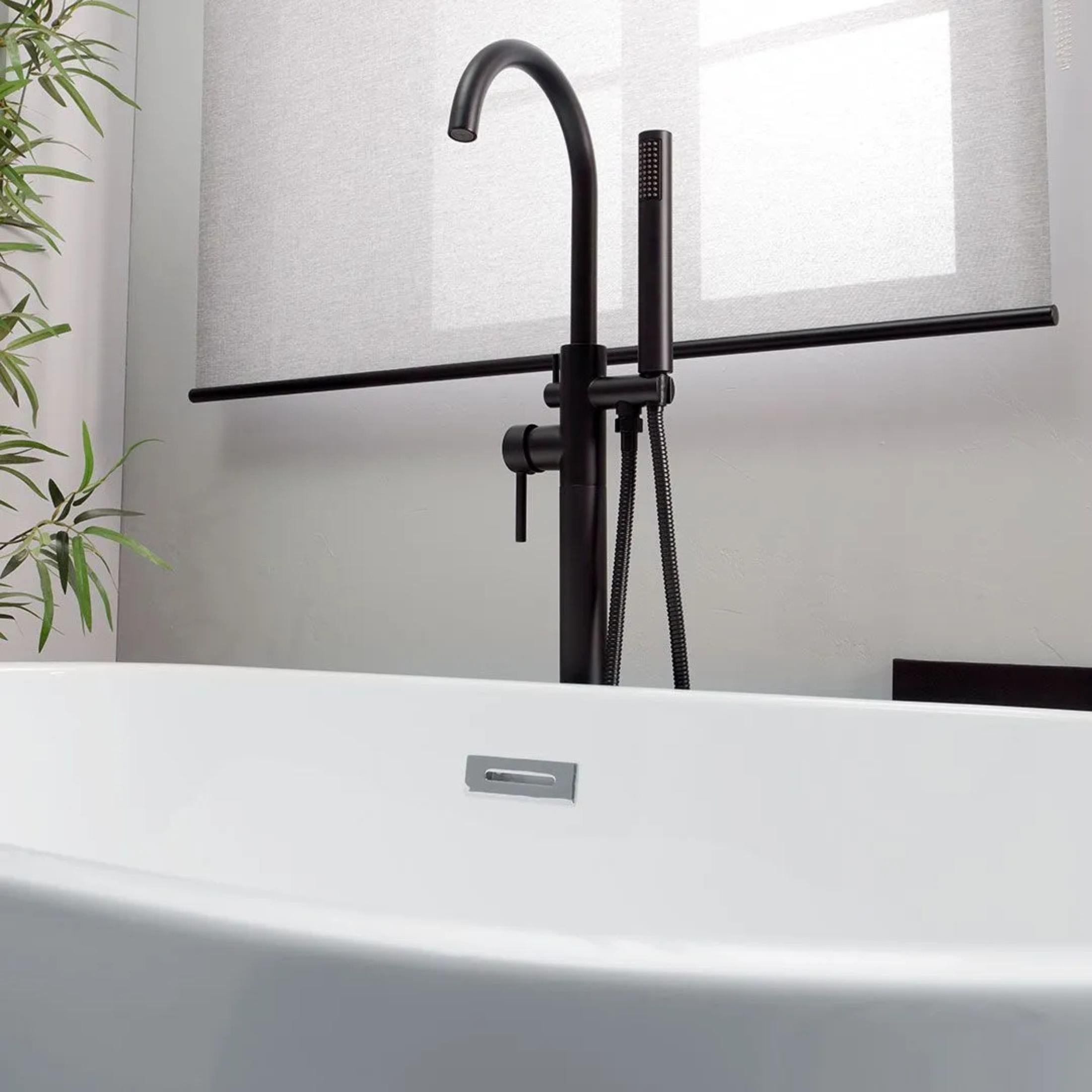 "Anita" freestanding oval bathtub in white acrylic