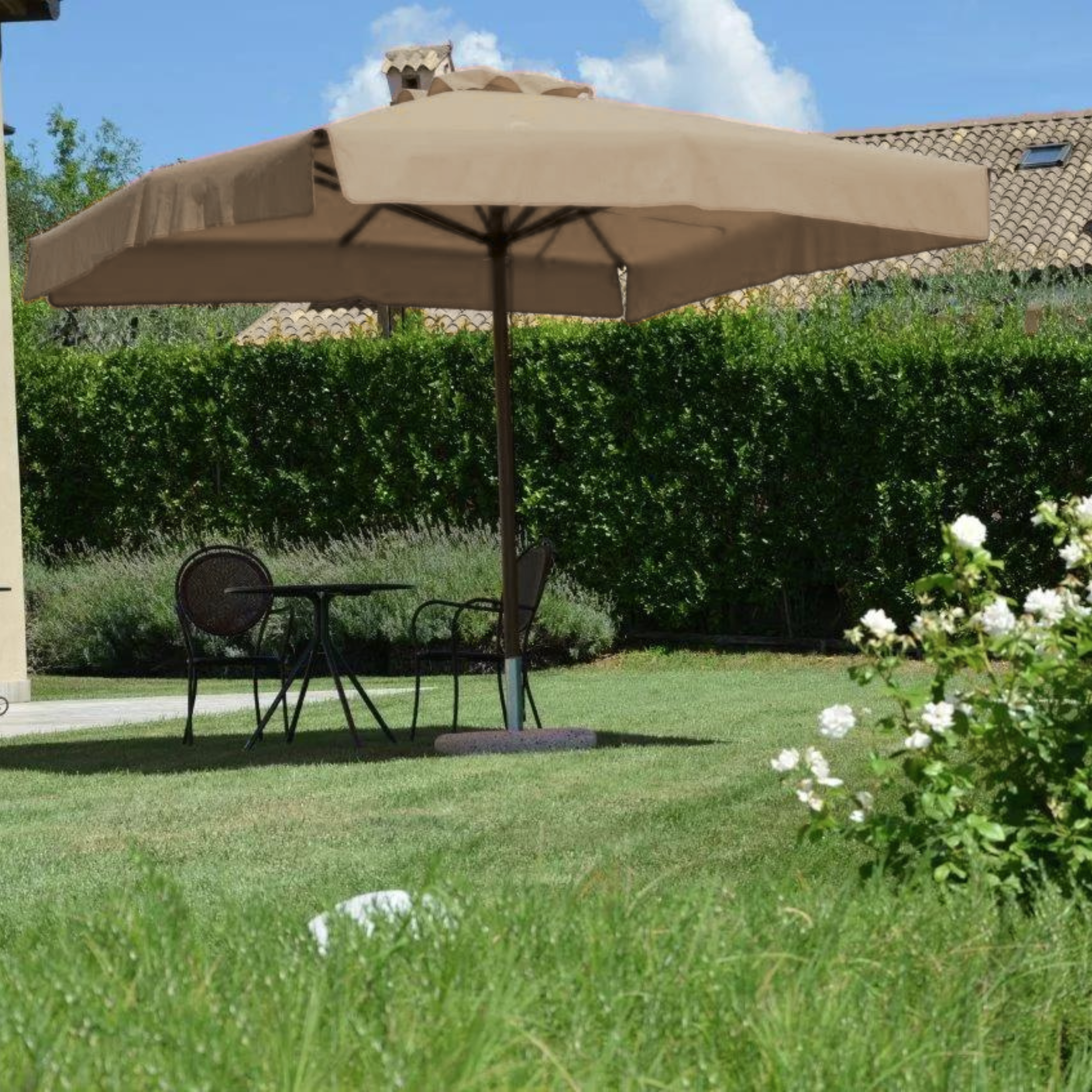 Modern "Corallo Glamour" umbrella with oak-effect central pole