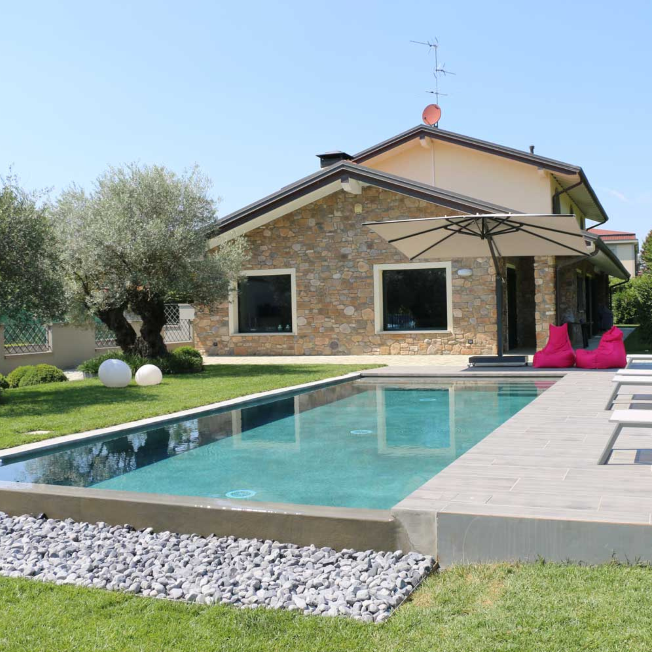 White Carrara marble pebbles for garden decoration in 20 kg bags