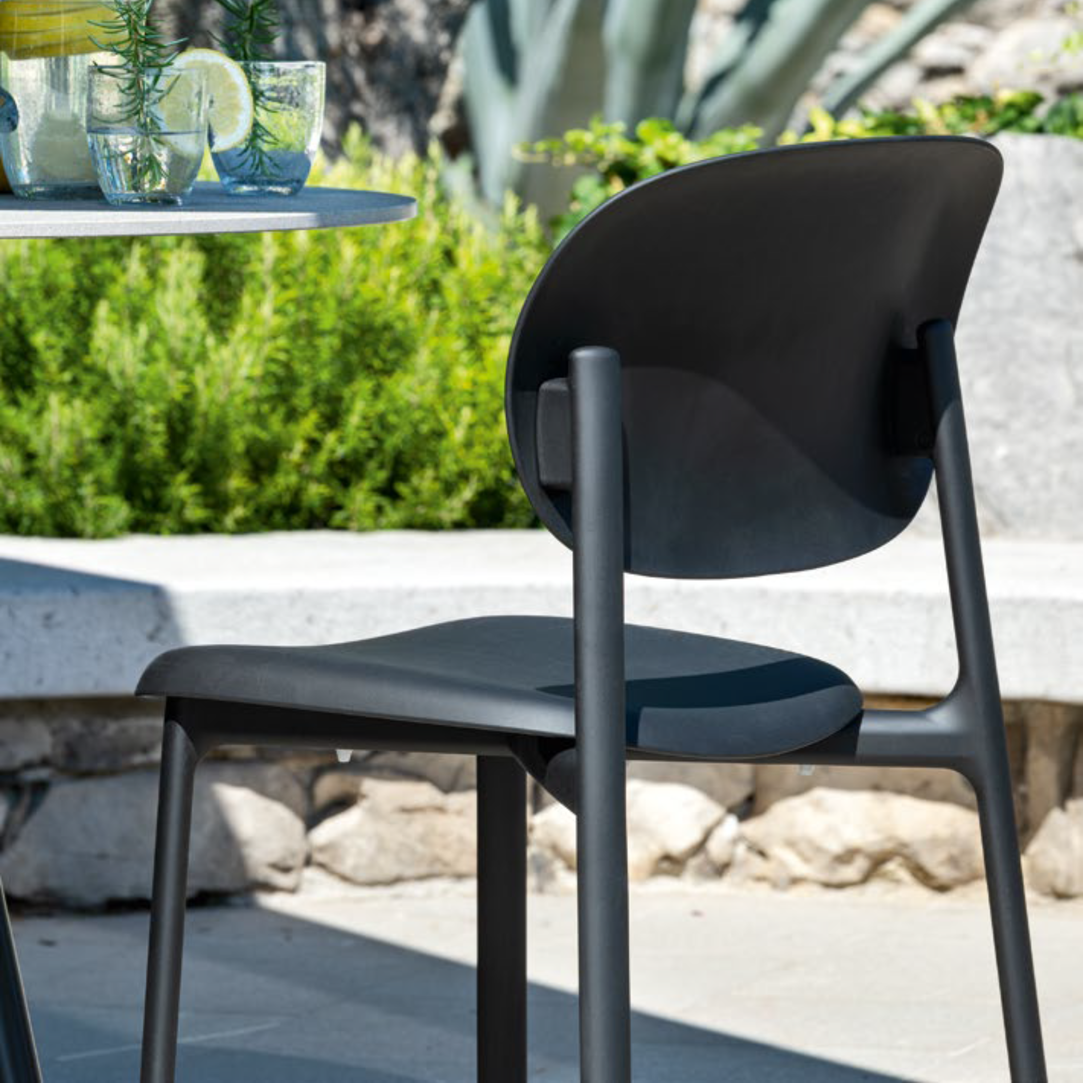 "Zero" modern living room chair in recycled polypropylene 53x53 cm 82h