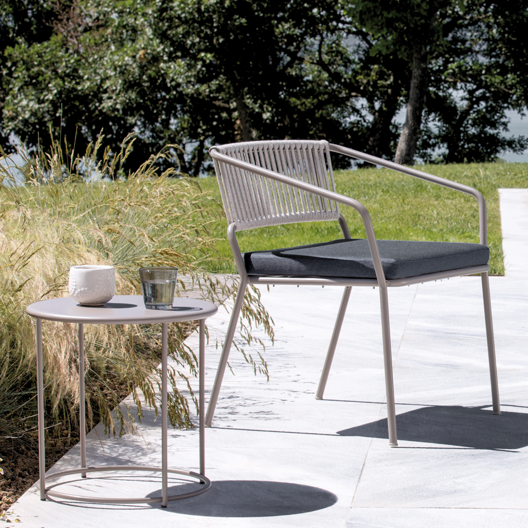 "Cus" square seat cushion with removable fabric cover