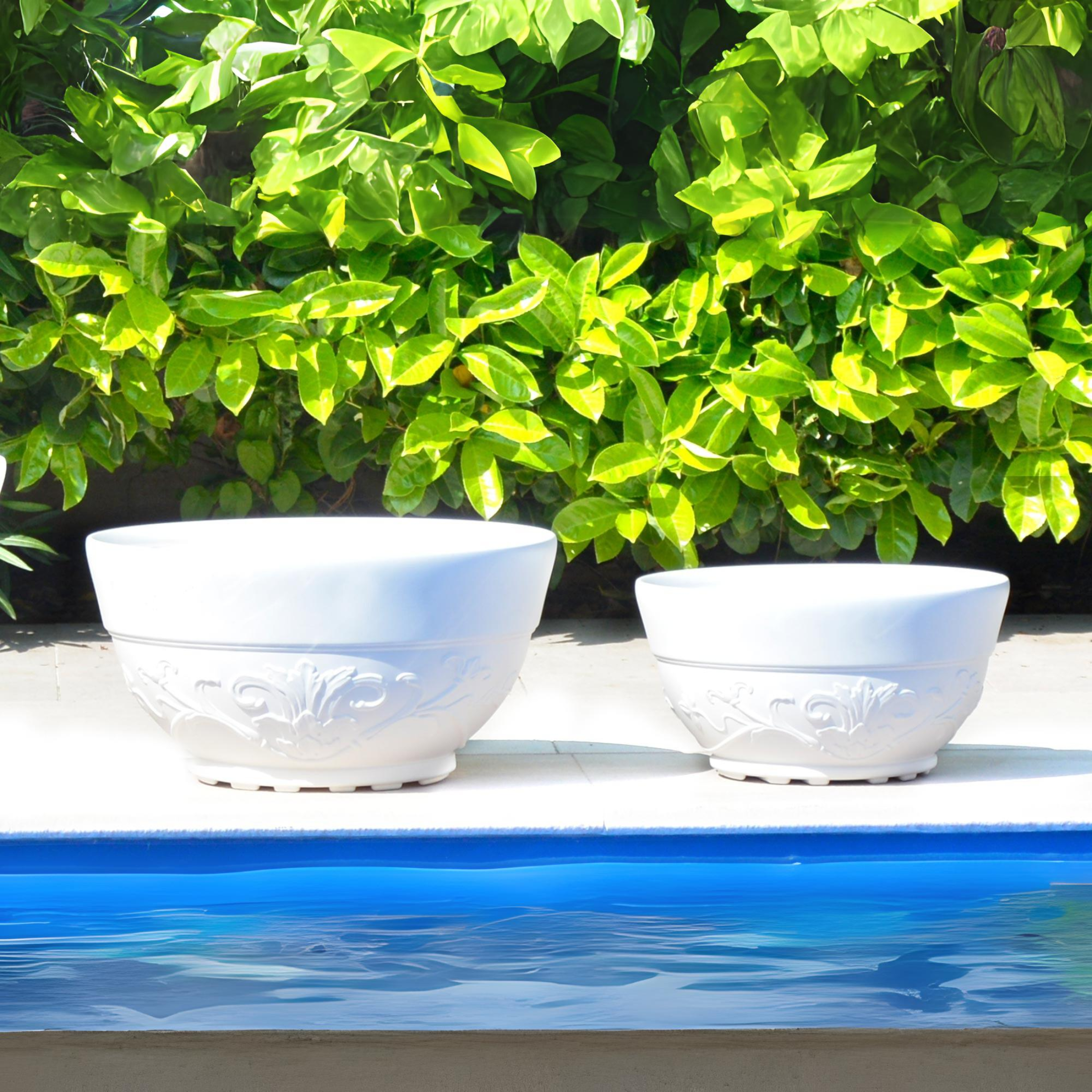 "Senna" resin bowl-shaped planter for outdoors without a saucer