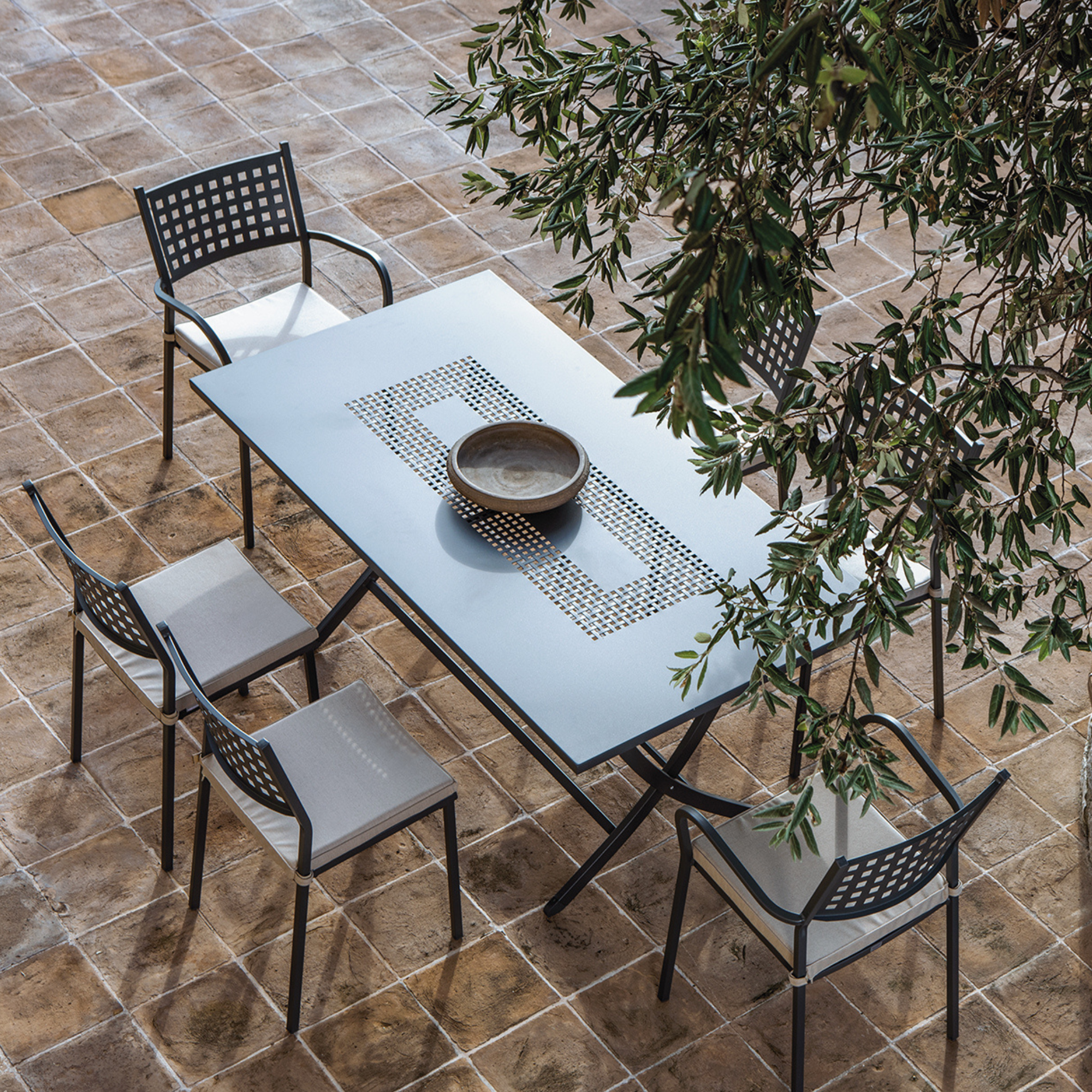 "Cus" square seat cushion with removable fabric cover