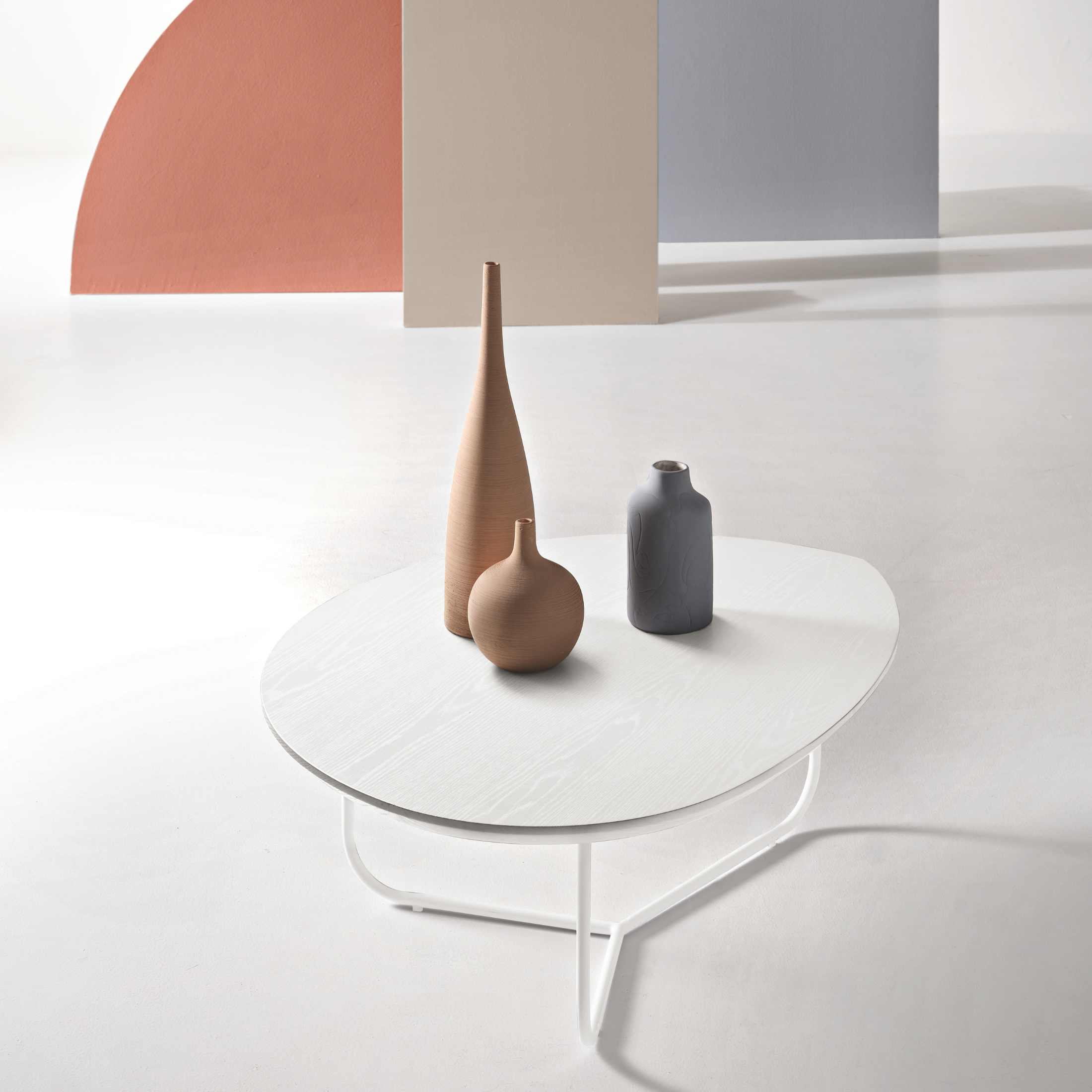 "Bent" coffee table with shaped top and metal frame, 97x77 cm, 35h