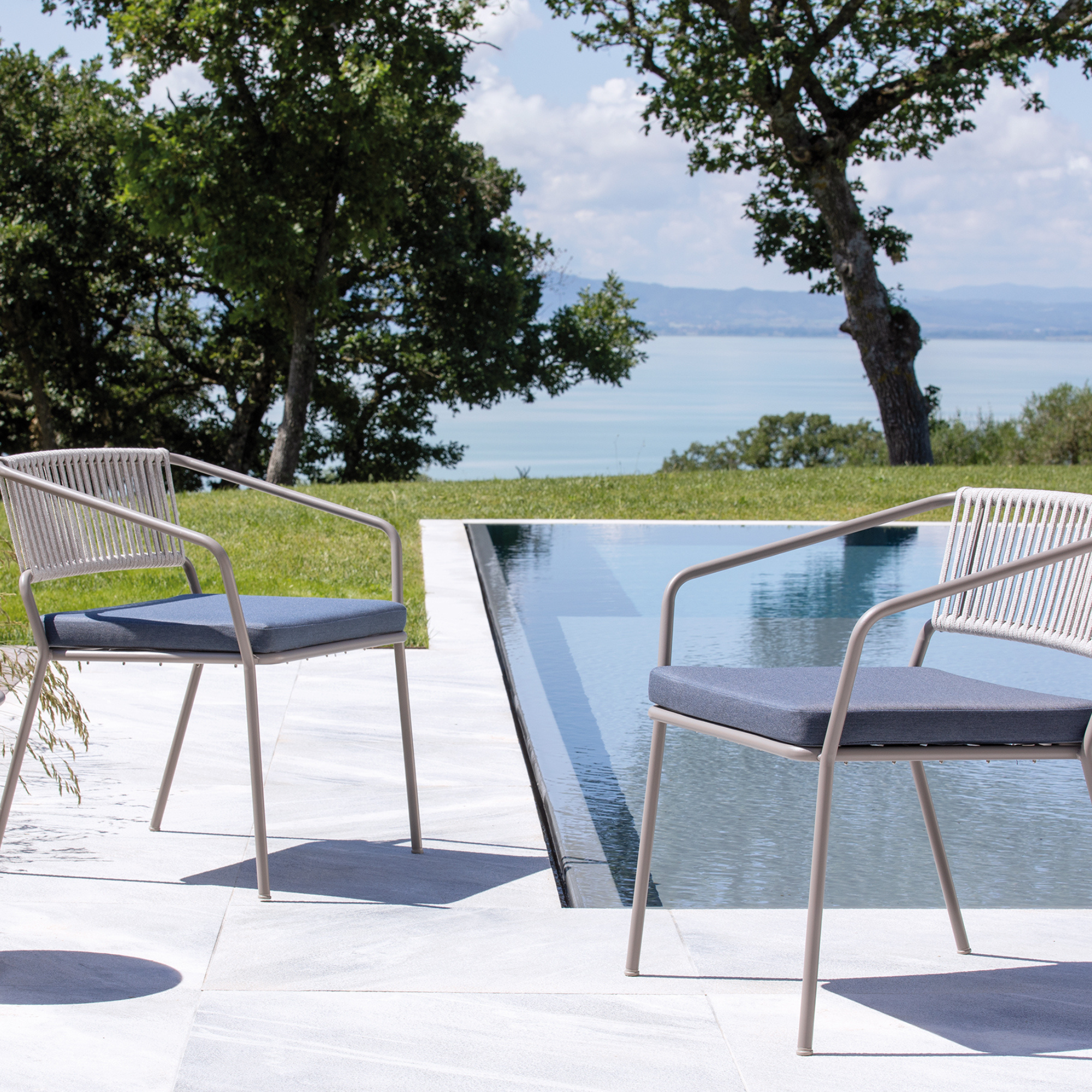 "Cus" square seat cushion with removable fabric cover