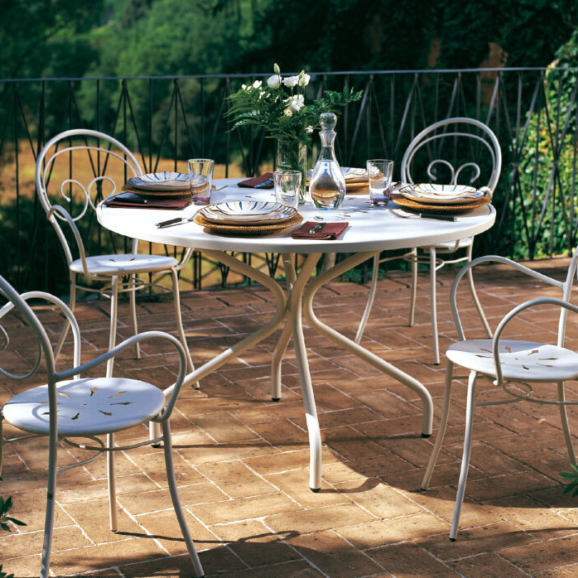 Set of "Mimmo" stackable painted metal garden chairs, 51x52 cm, 89 cm high