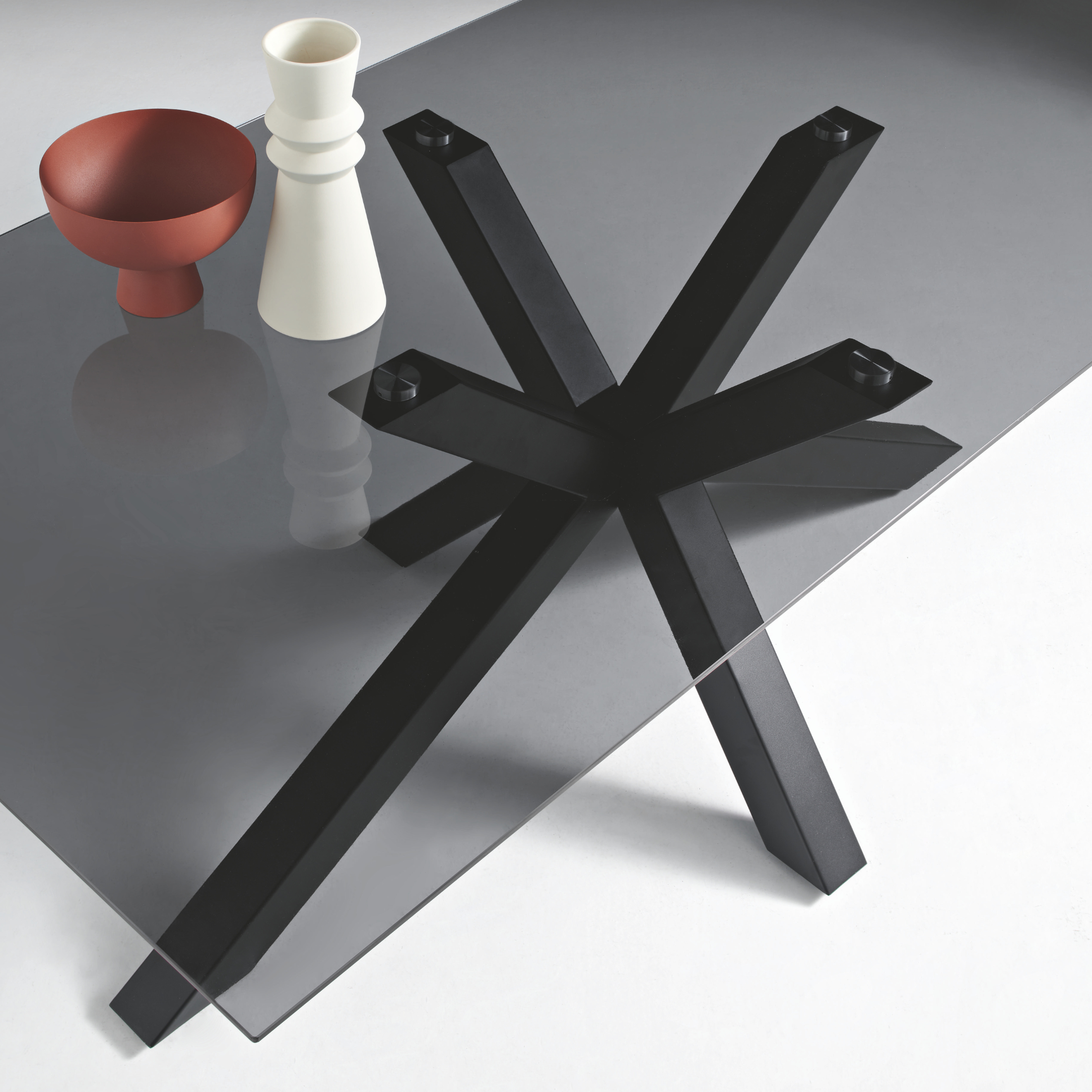 Fixed "Daky" table with glass top and metal base