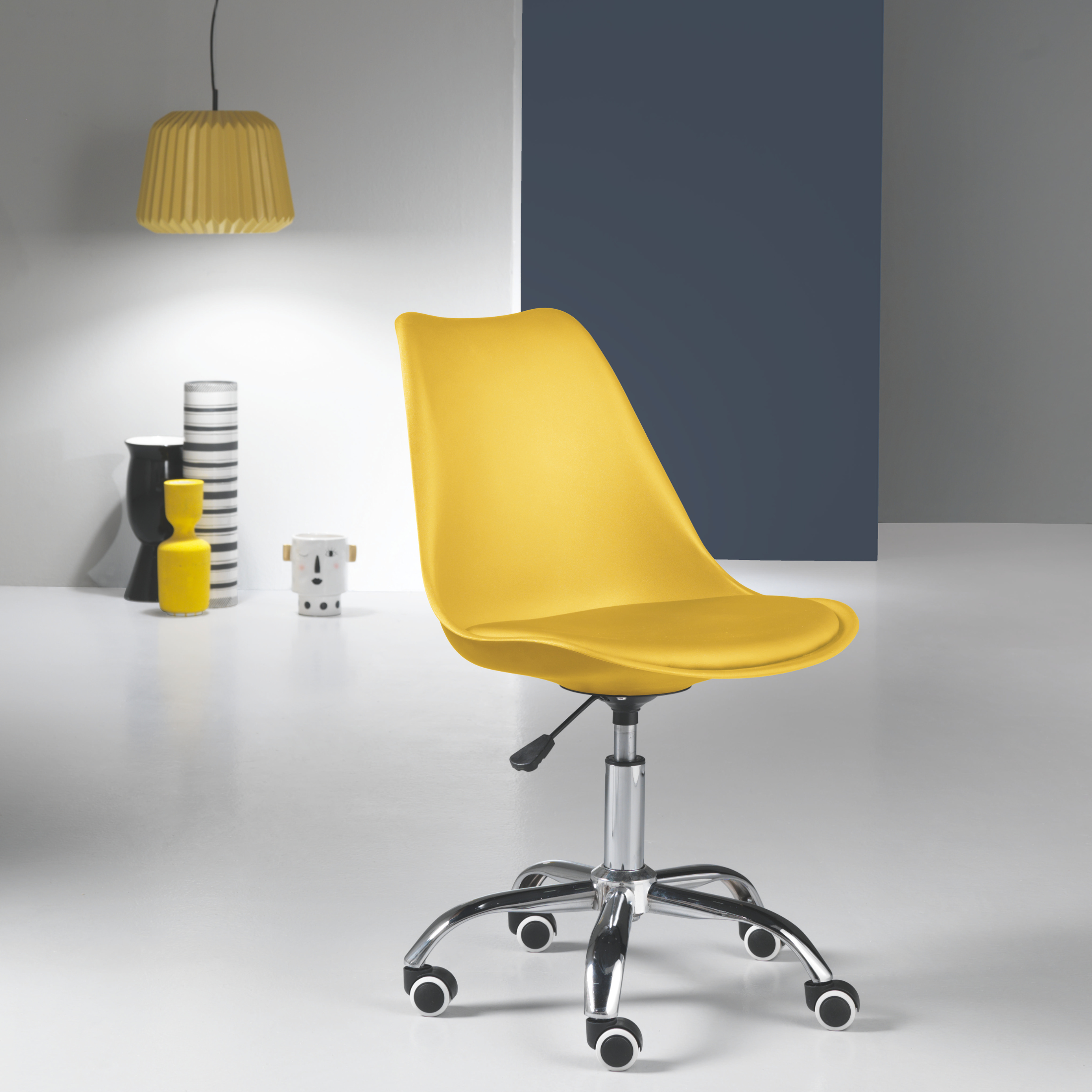 "Dorian" swivel office chair in polypropylene with eco-leather seat and chromed metal base, 49x47 cm, 82/96h