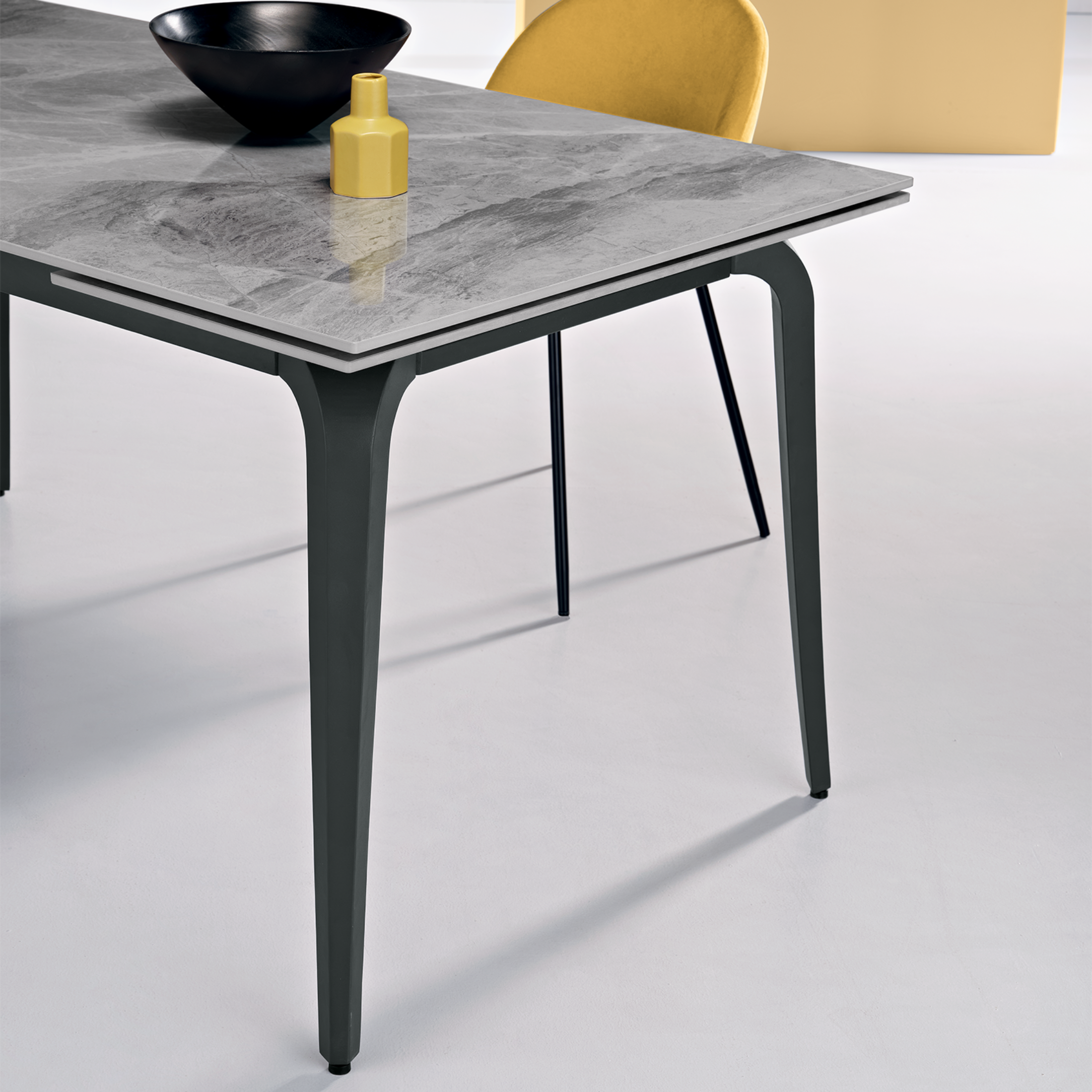 Extendable "Gedy" marble-effect table with two extensions, 160/240x90 cm, 77 cm high.