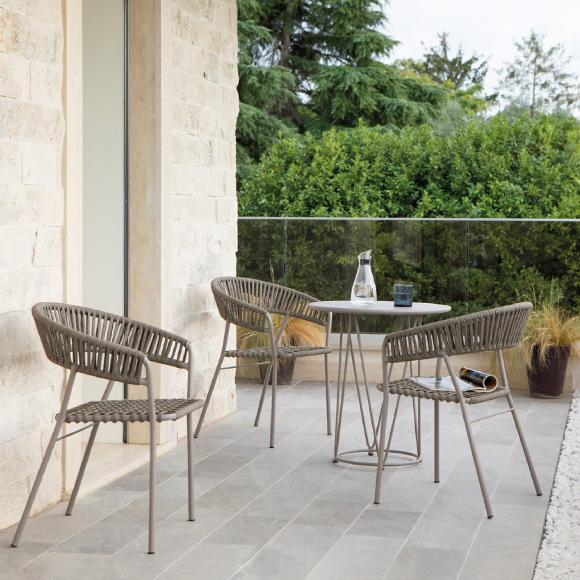 "Daisy6" round dismountable garden table in galvanized metal with pedestal