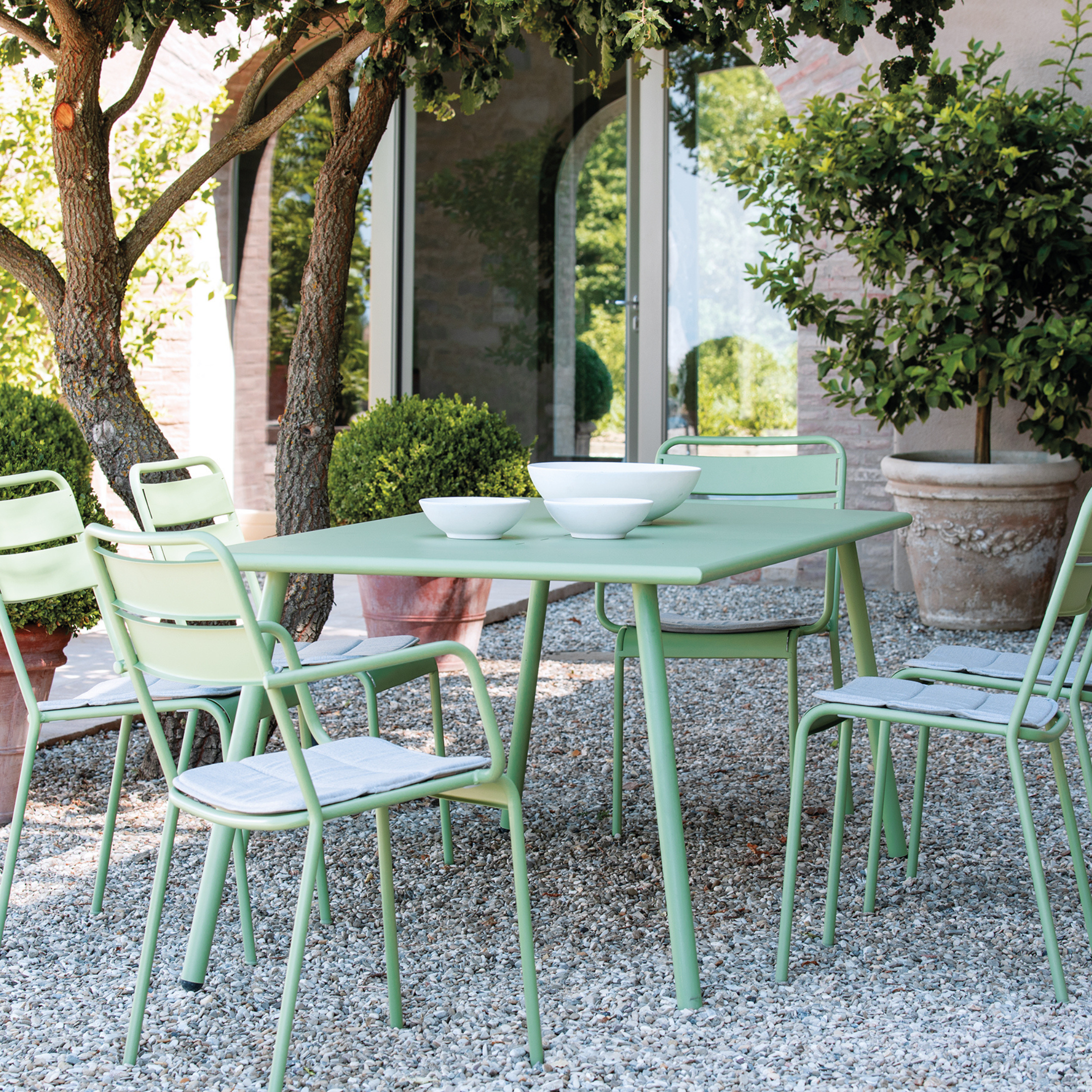 Set of modern and stackable "Twist" metal garden chairs with armrests, 55x57 cm, 87h