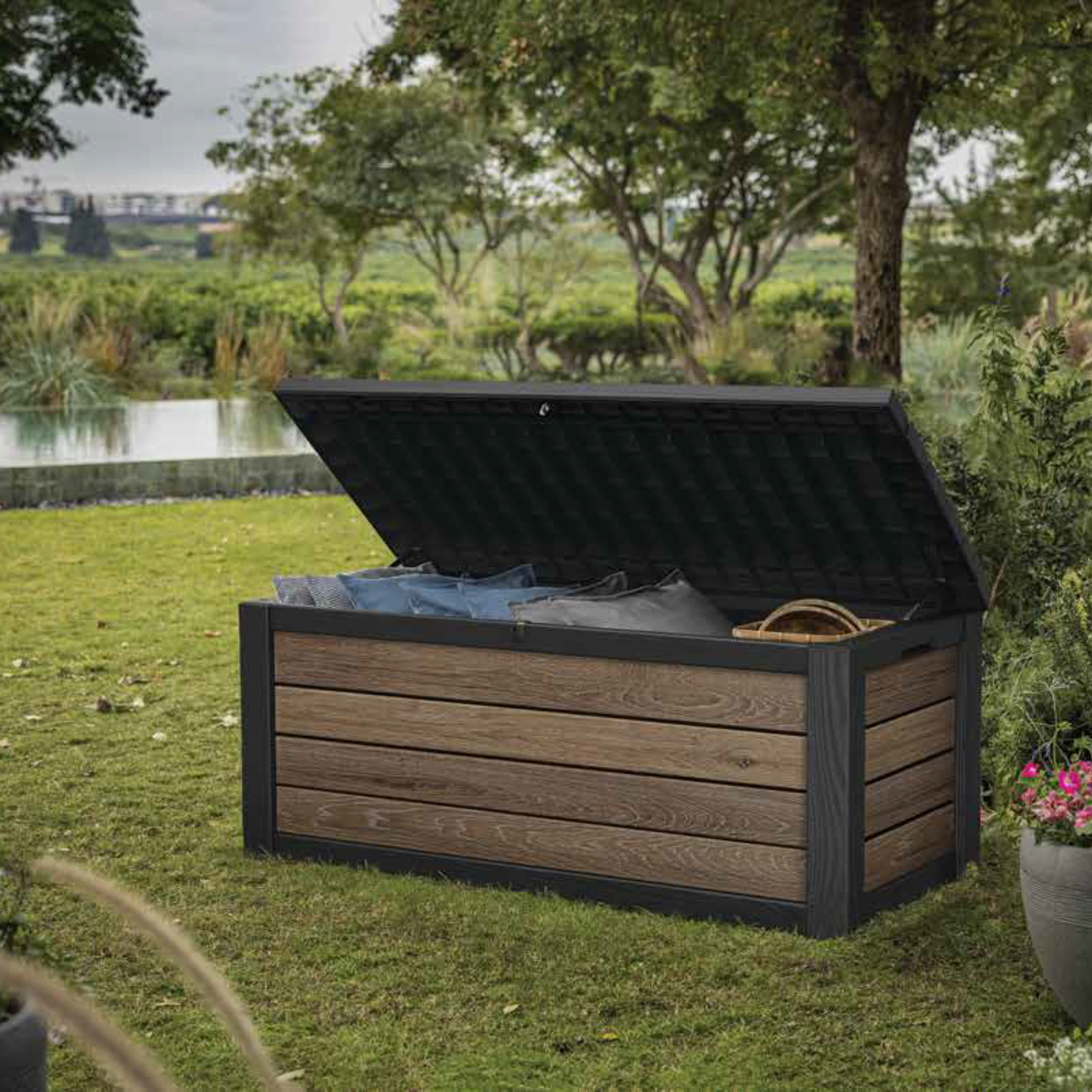 "Betù" garden trunk, brown ash, resistant, 151.7 x 72.5 cm, 70 cm high.