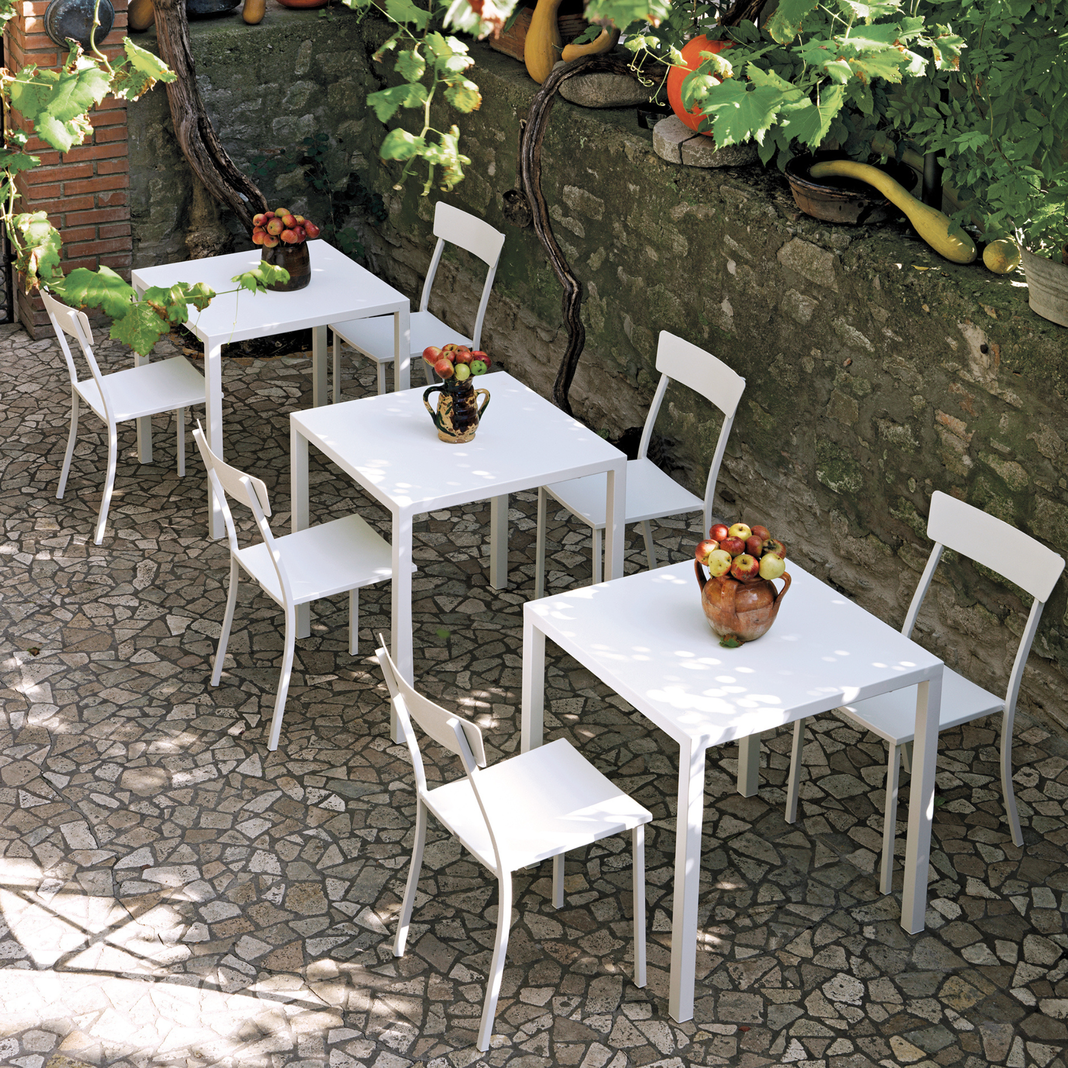Set of modern stackable garden chairs in painted metal "Mogan" 47x52 cm 85h