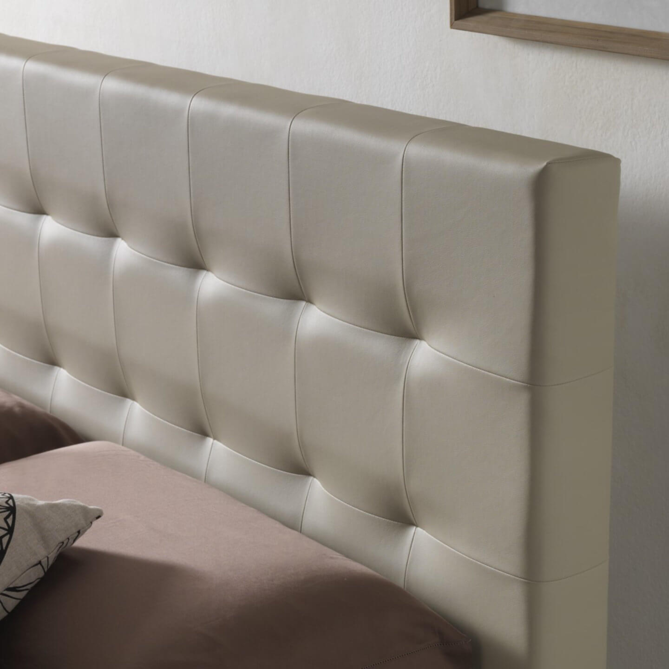 "New York" storage bed with vegan leather base and conical foot