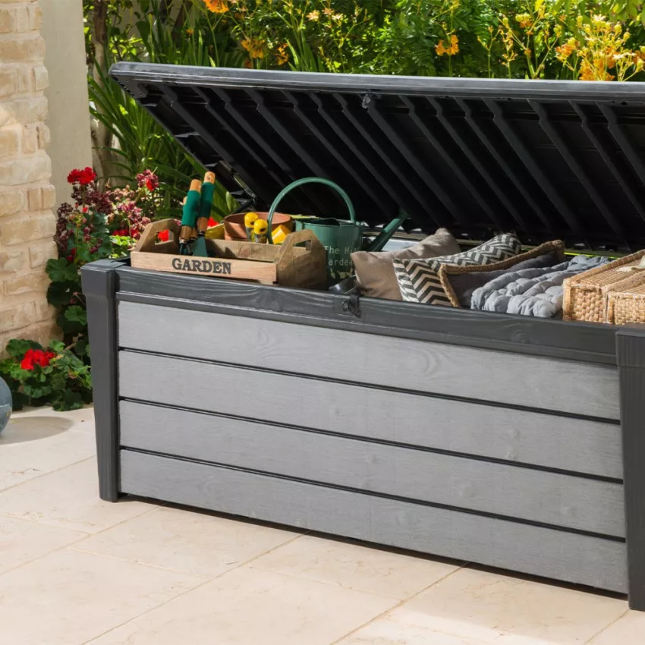 "Brush" large outdoor trunk in wood-effect resin, 145x69.7 cm, 60.3 cm high