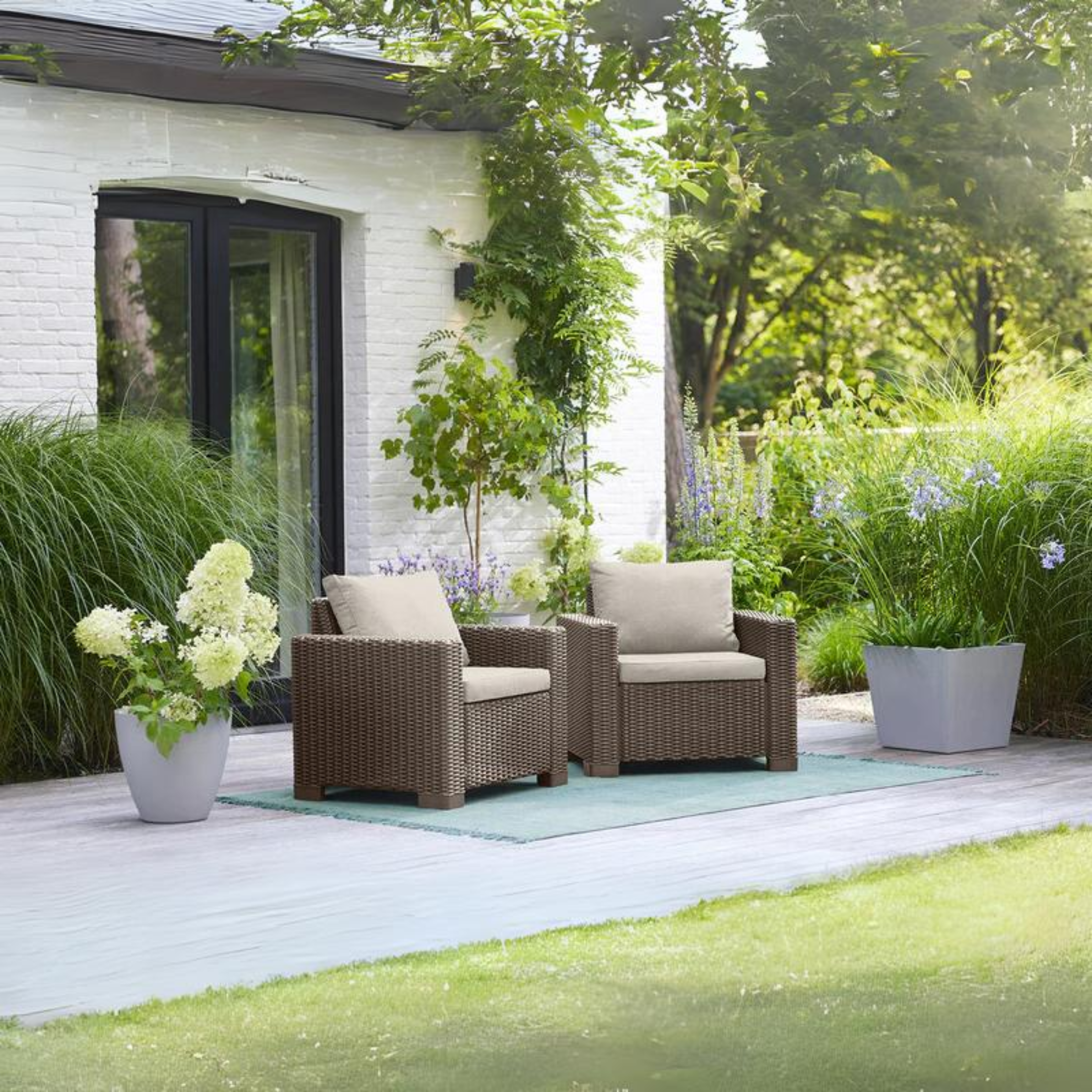Set of 2 "California" garden armchairs in rattan-effect resin with cushions 83x68 cm 72h