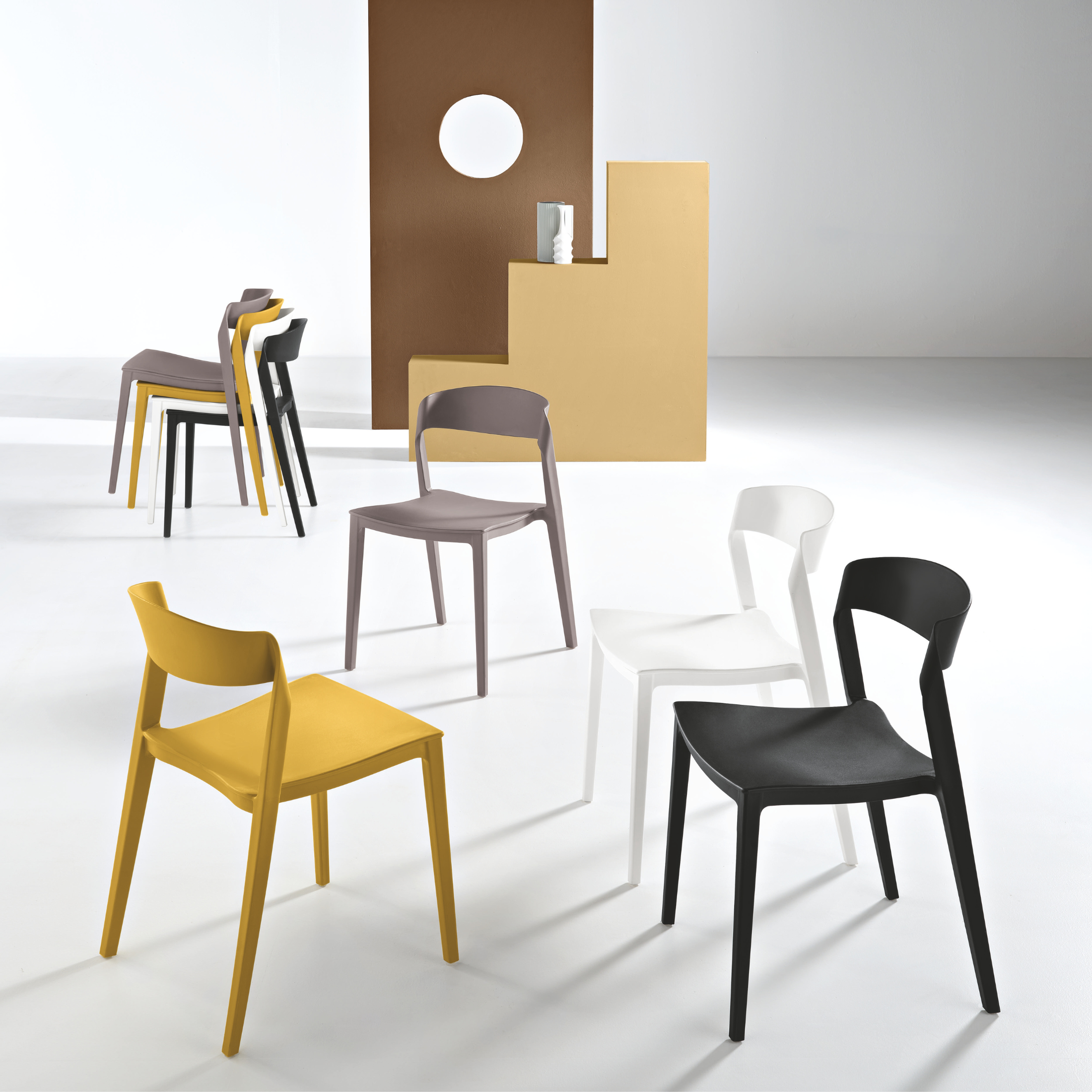 Set of modern stackable dining chairs "Quorathis" in polypropylene cm 49x52 77h