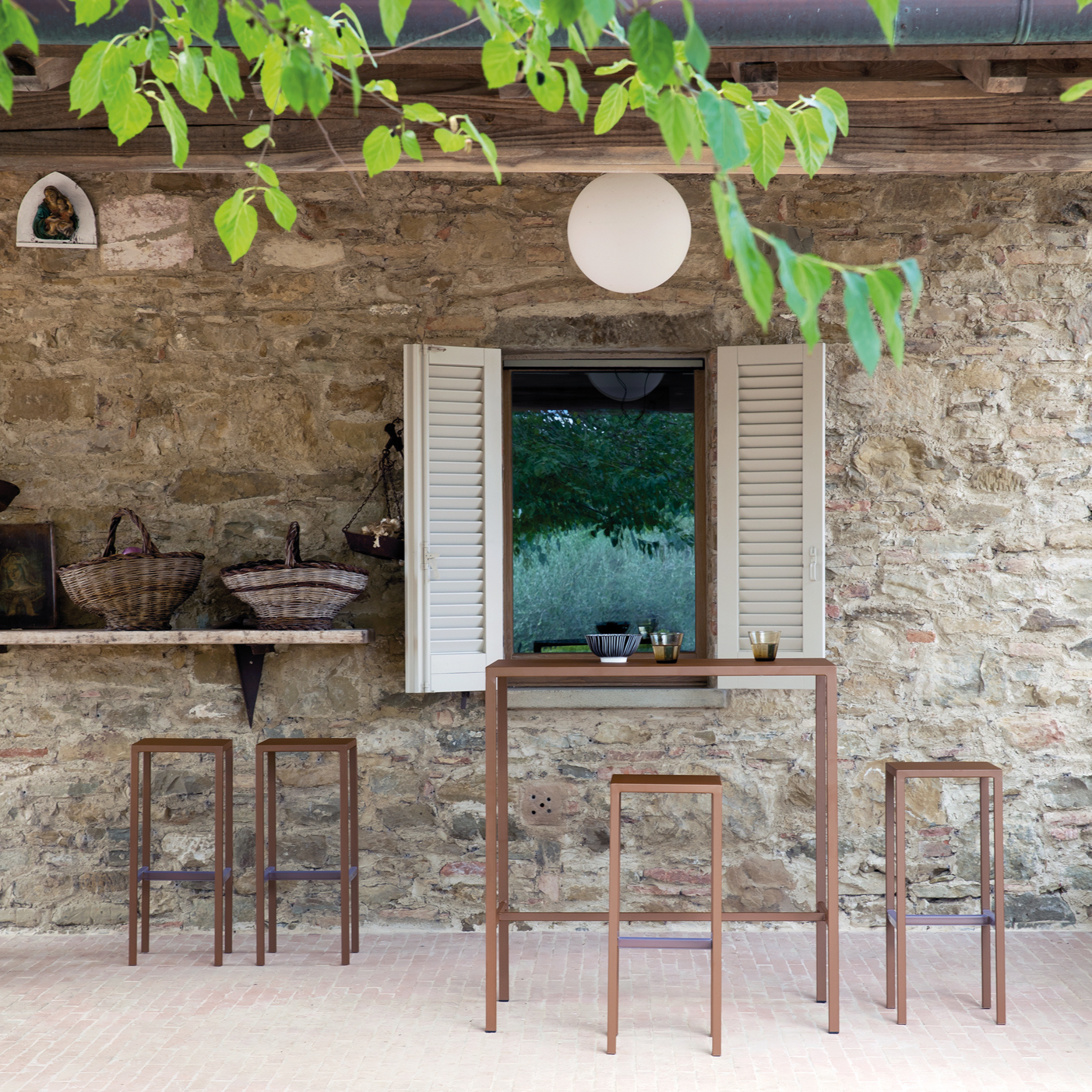 Mesa alta "Seaside" de metal pintado para bares y jardines modernos, h 110 cm