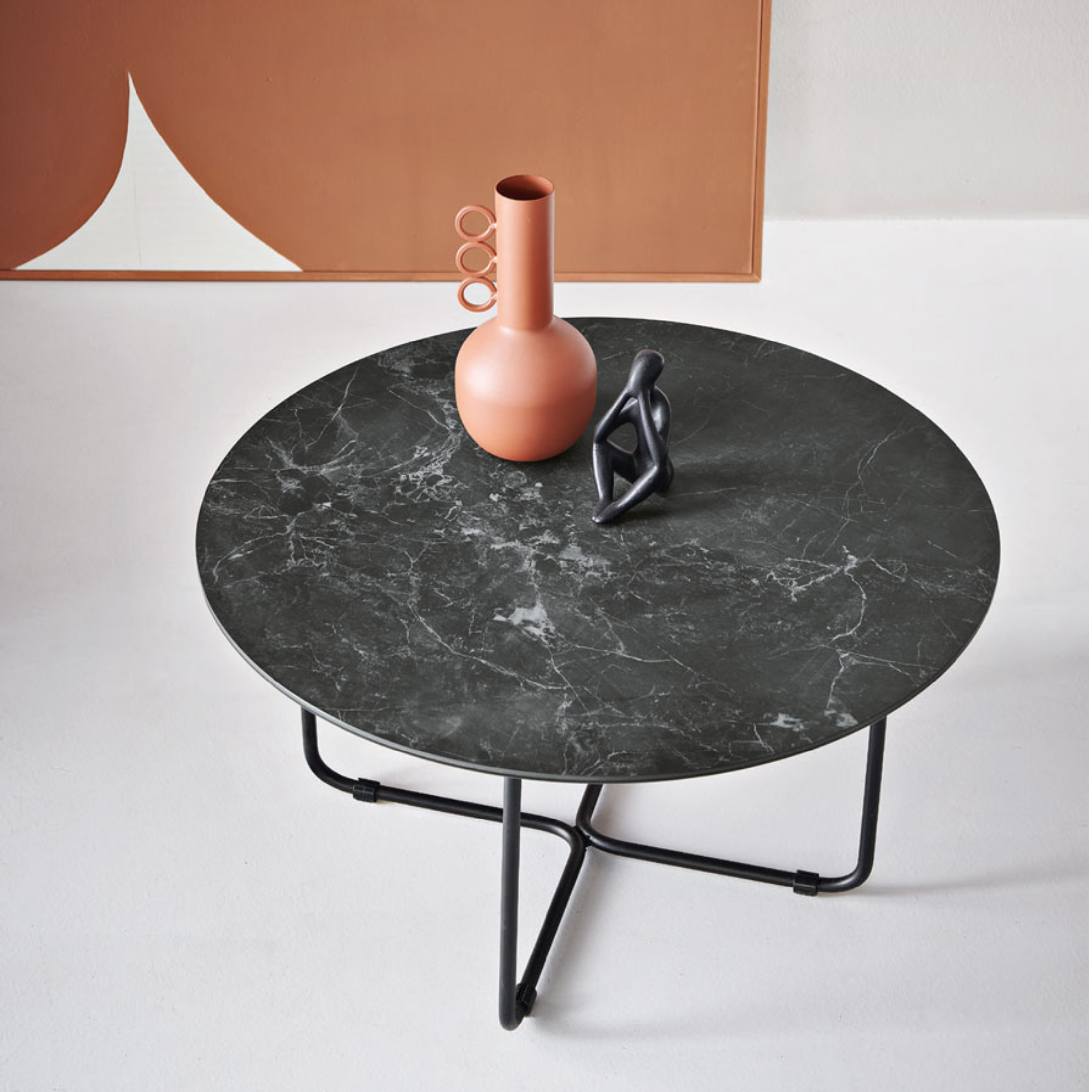 Round coffee table "Jimbo" with black painted metal base