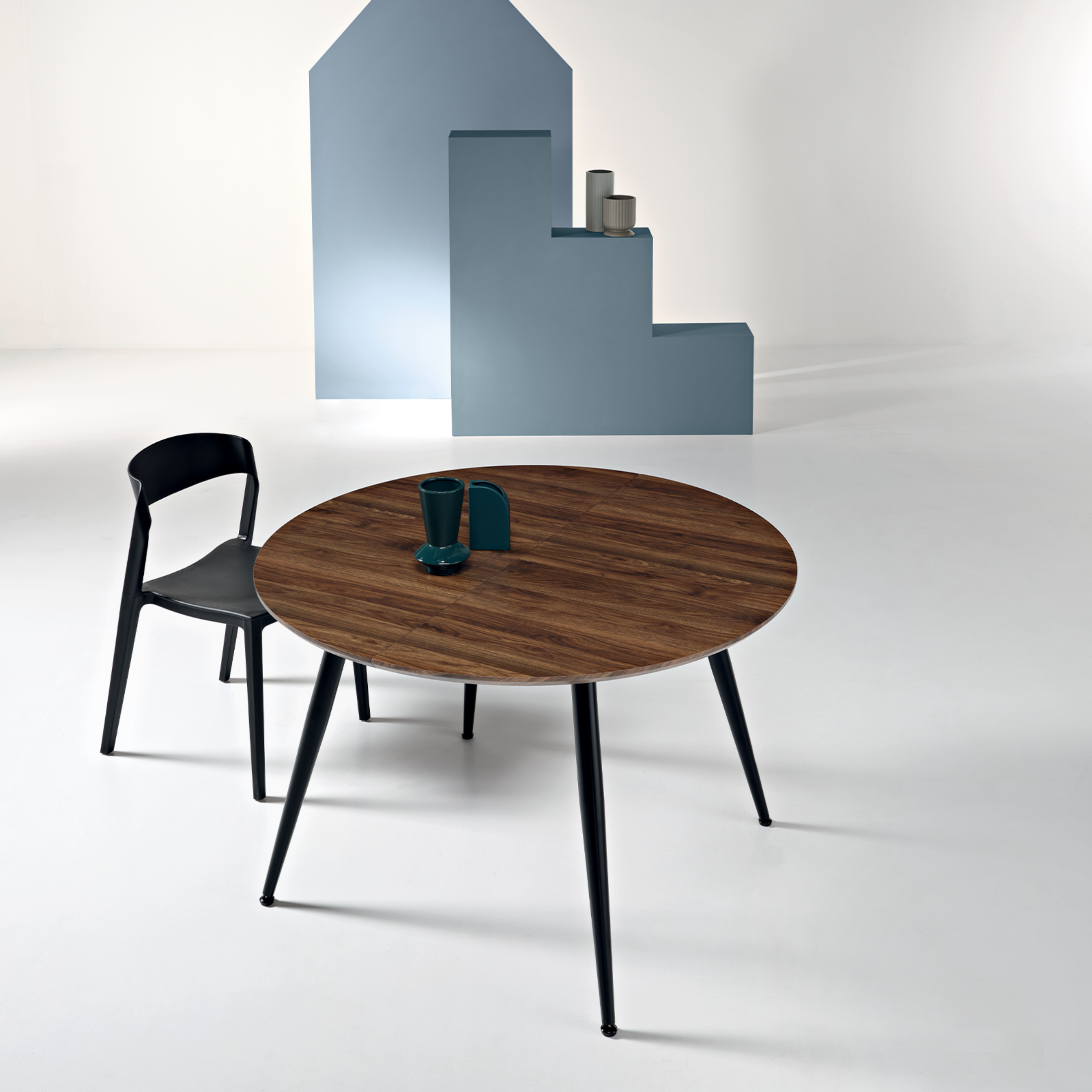 Extendable round wooden table "Vertigo" with central extension