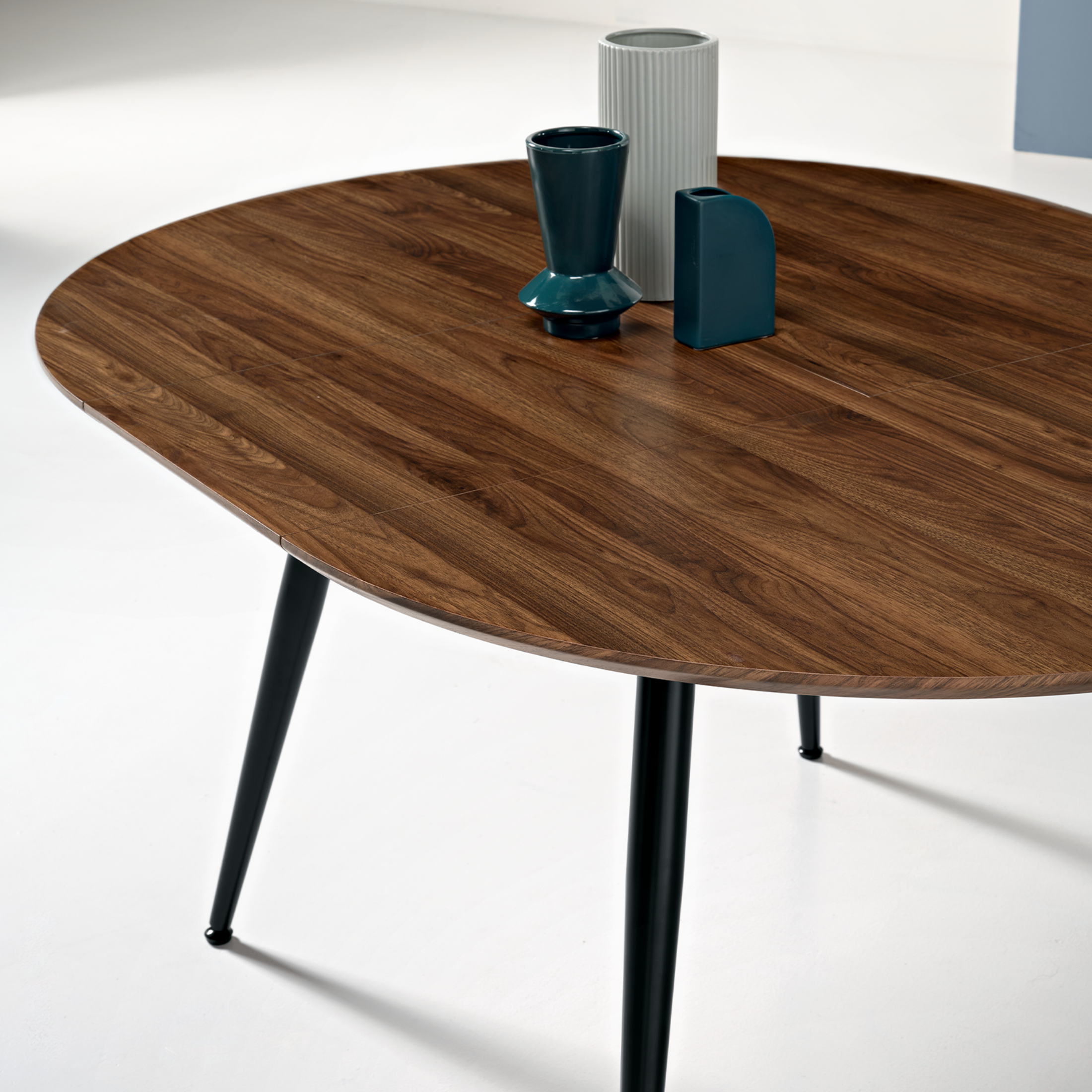 Extendable round wooden table "Vertigo" with central extension